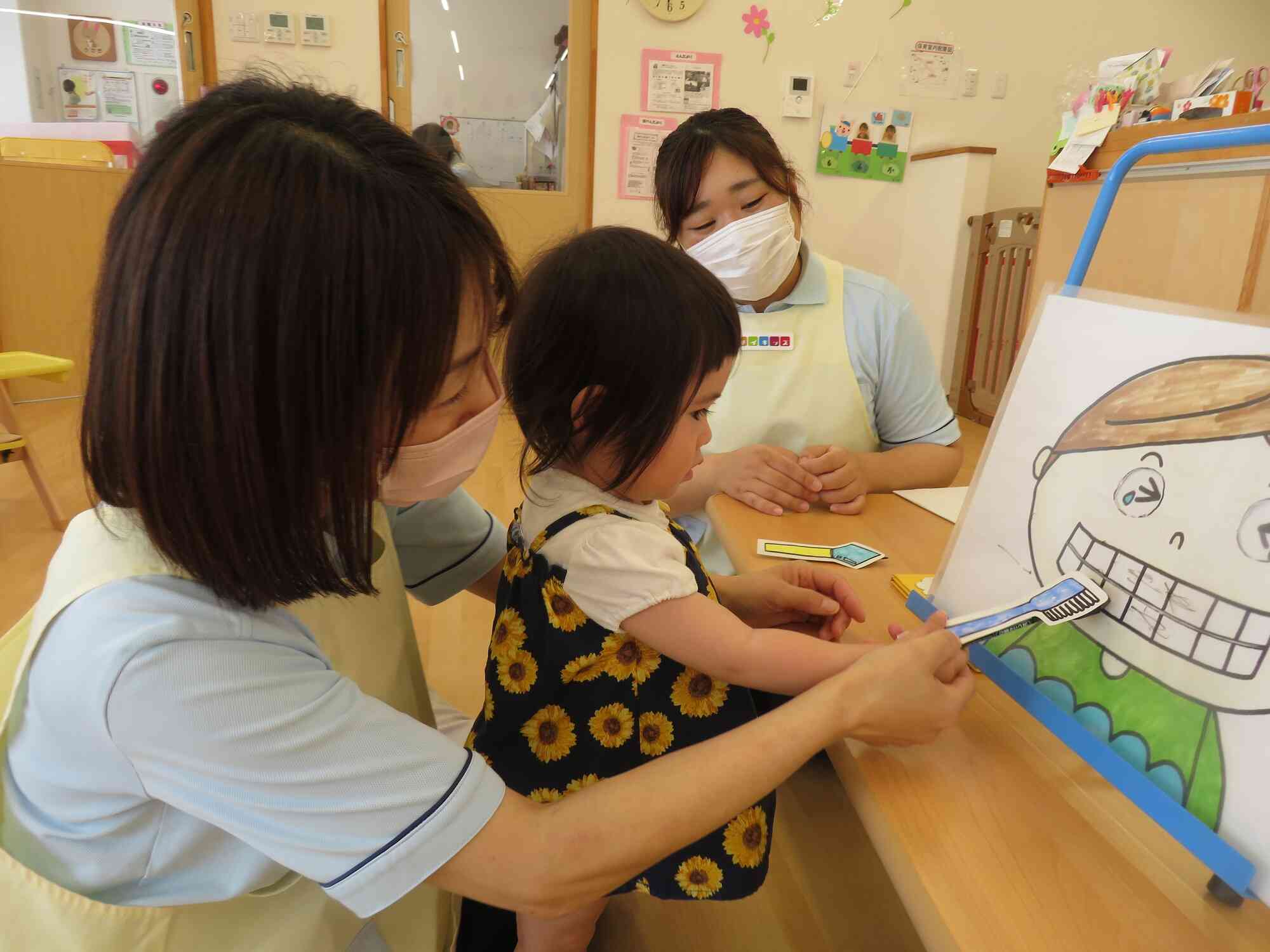1歳児クラスのお友だちも先生と一緒に歯磨きをしてあげました！