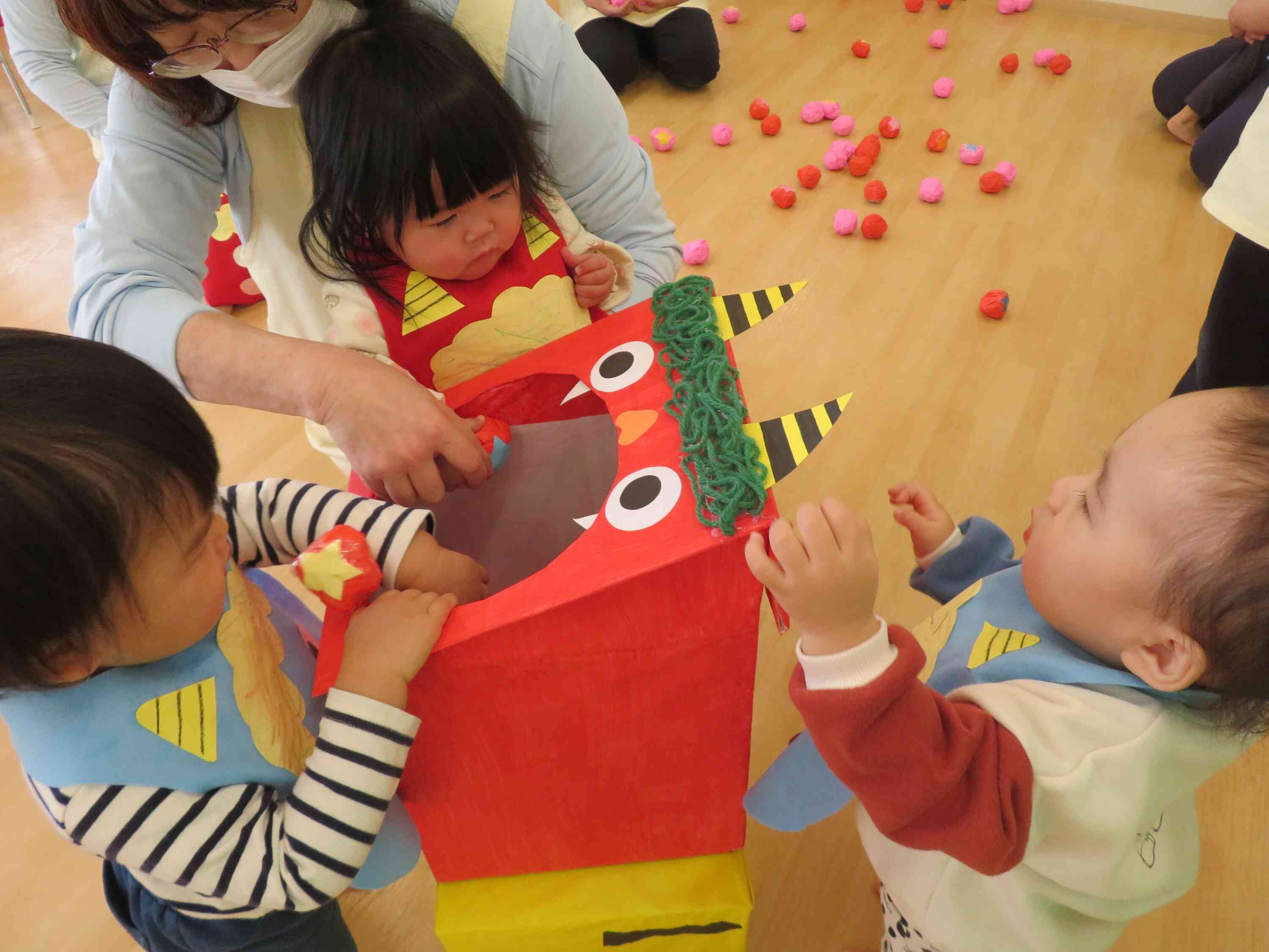 鬼の口の中に、豆に見立てたボールを入れていくゲーム。「どうぞ、食べてね!」とたくさんのボールを入れていました!