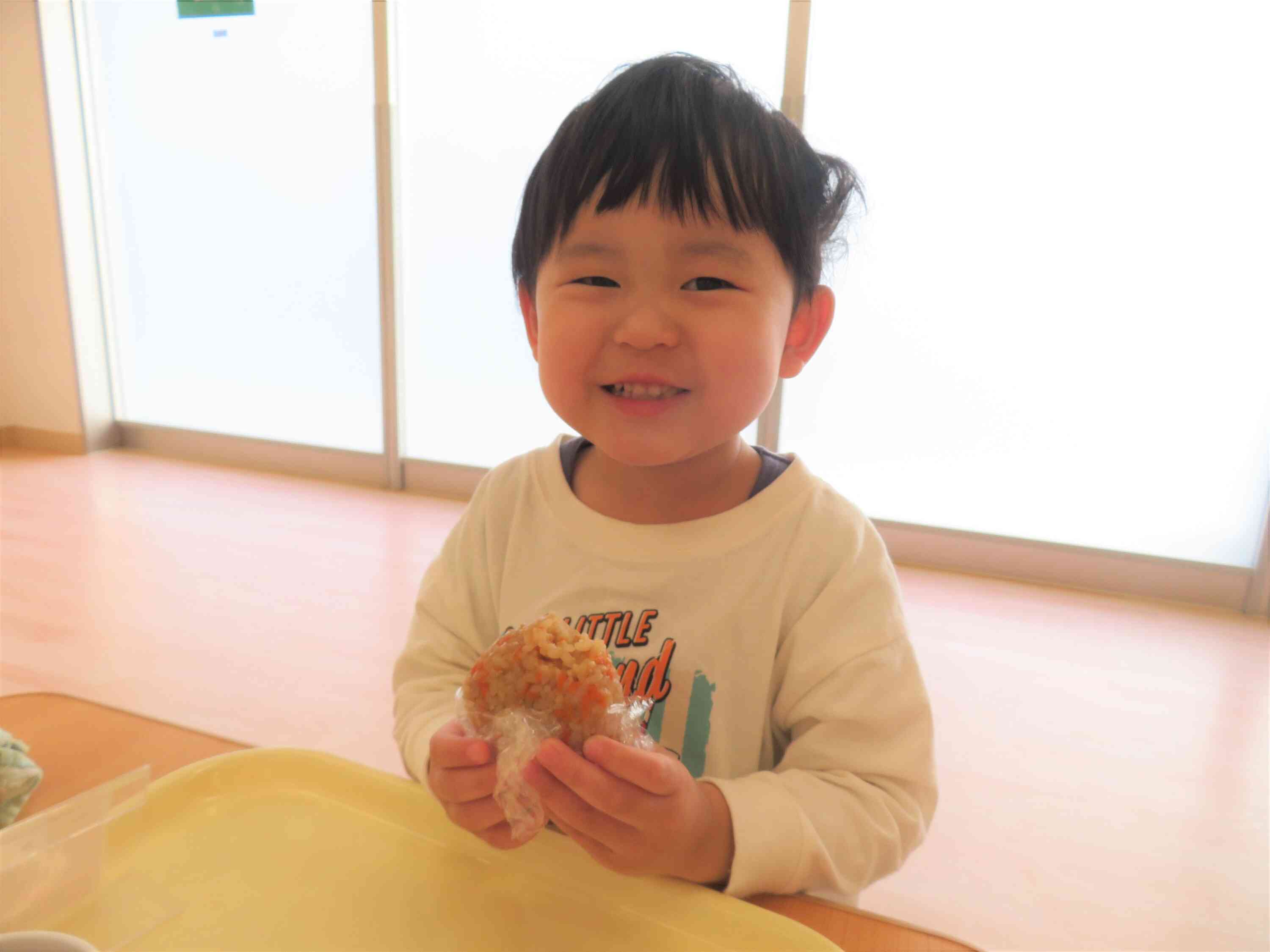 おやつは、大豆が入ったおにぎり!「ここにも入っている!」と豆を見つけながら食べていました。