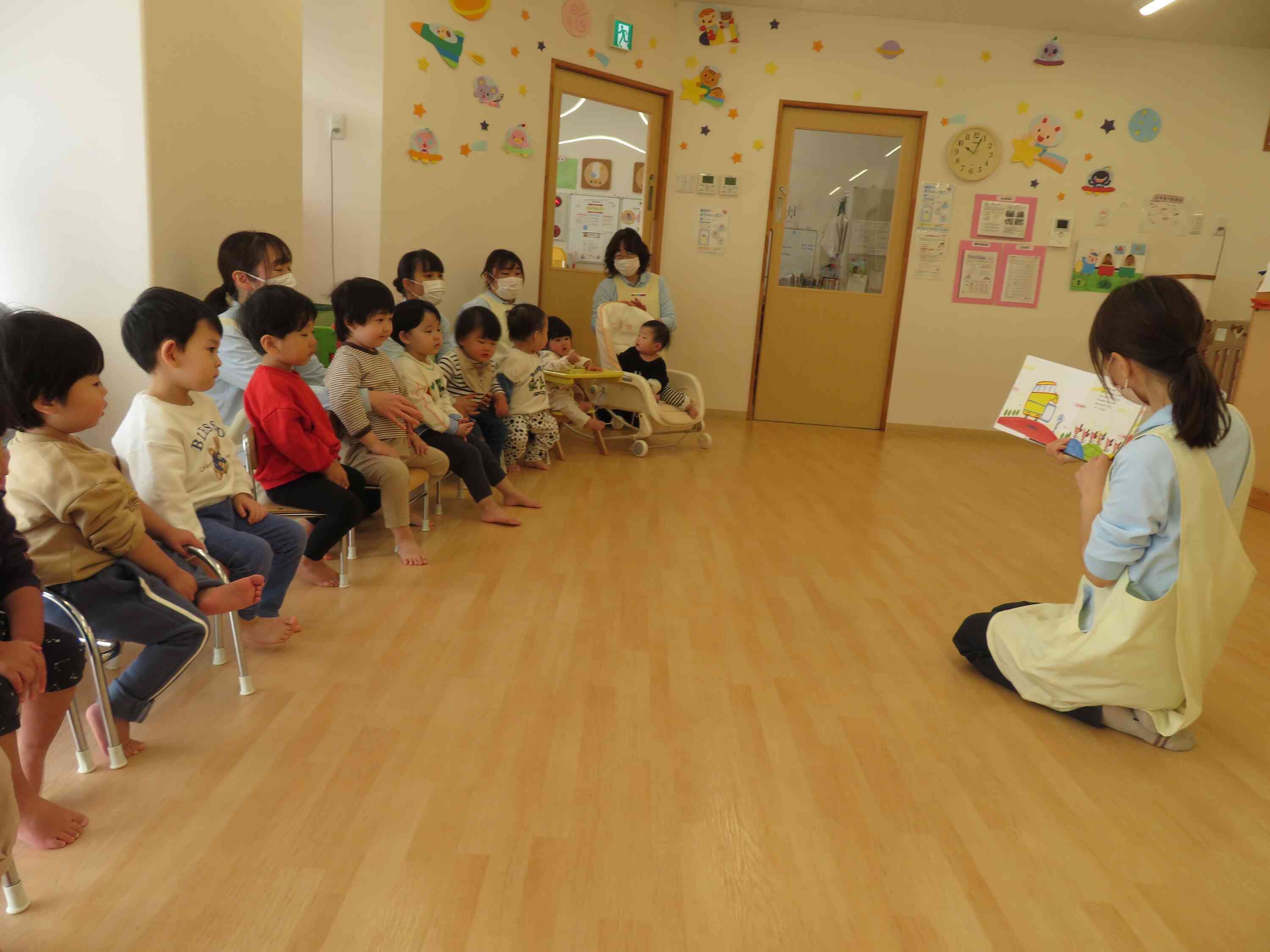 「まめまきばす」の絵本を見ました。真剣な表情でどうなるんだろう?と夢中で見ていました!