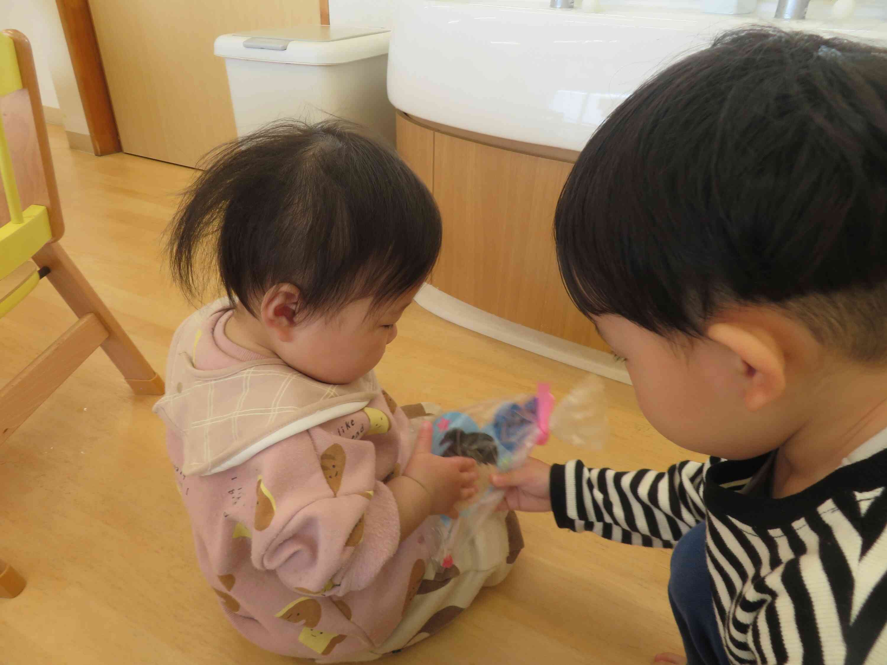 大好きな0歳児クラスのお友だちに「はいどうぞ♡」