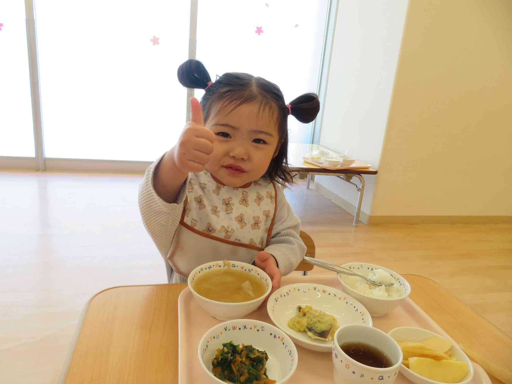 みんなで食べる給食はおいしいね♡