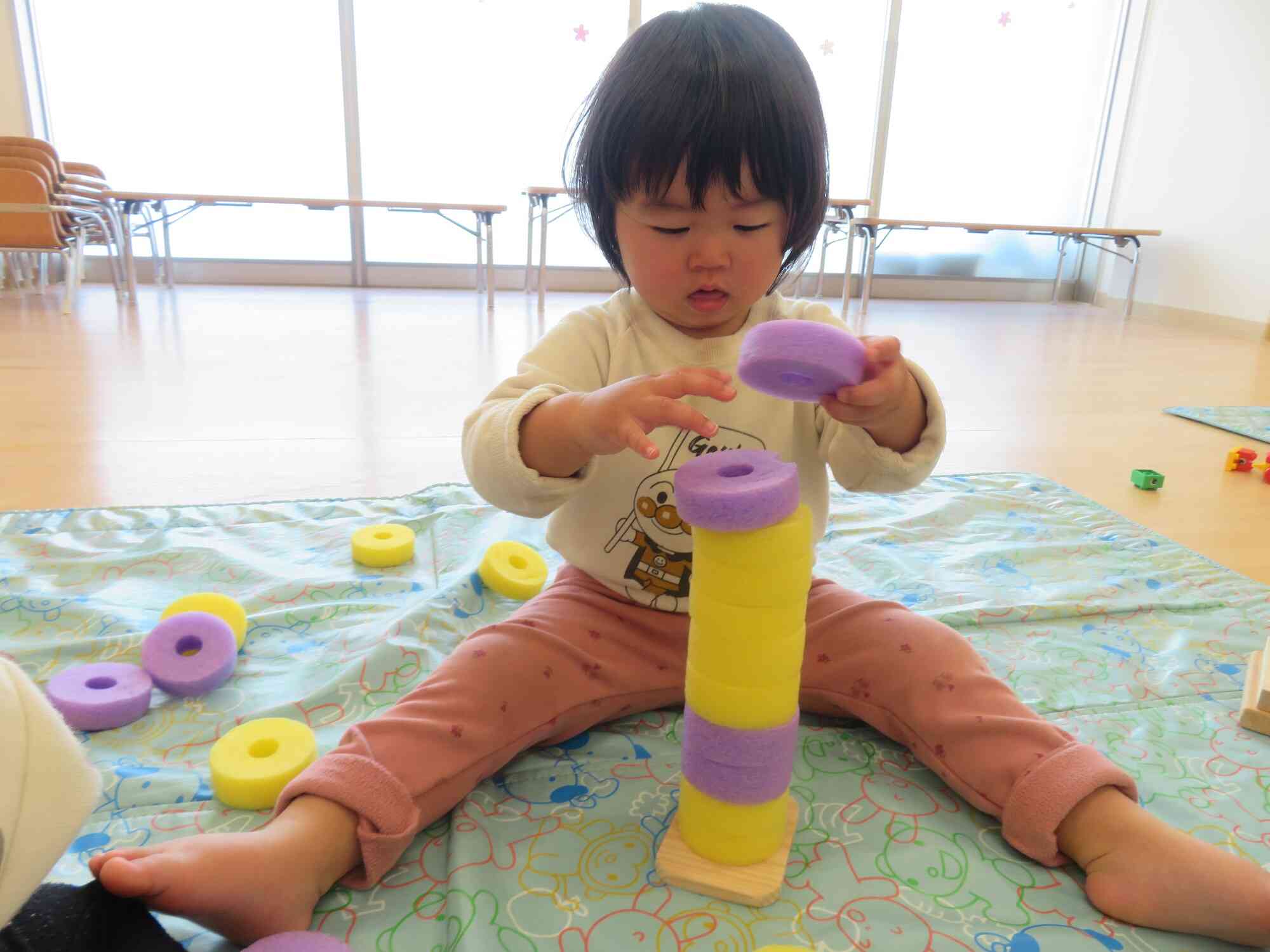 指先を使って集中して遊んでいます!