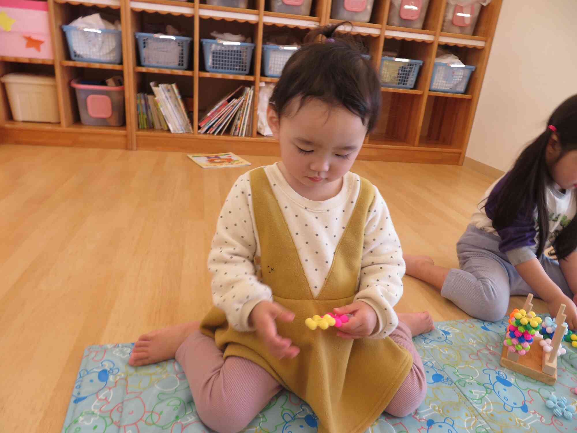 このあと、お花のブロックをくっつけてつなげていき帽子をつくりました！