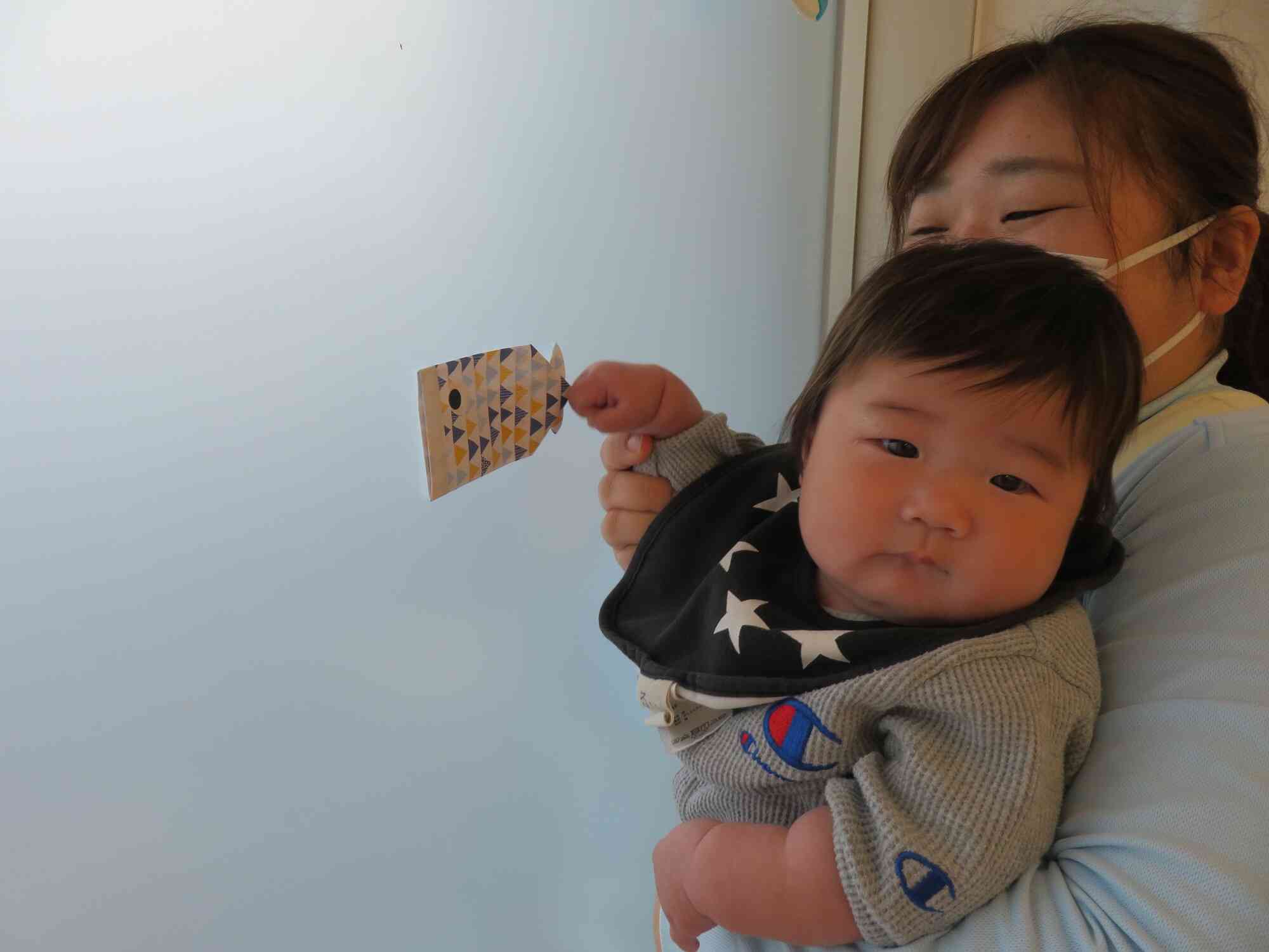 こいのぼりを探すゲームをしました。「ここにあったよ！」