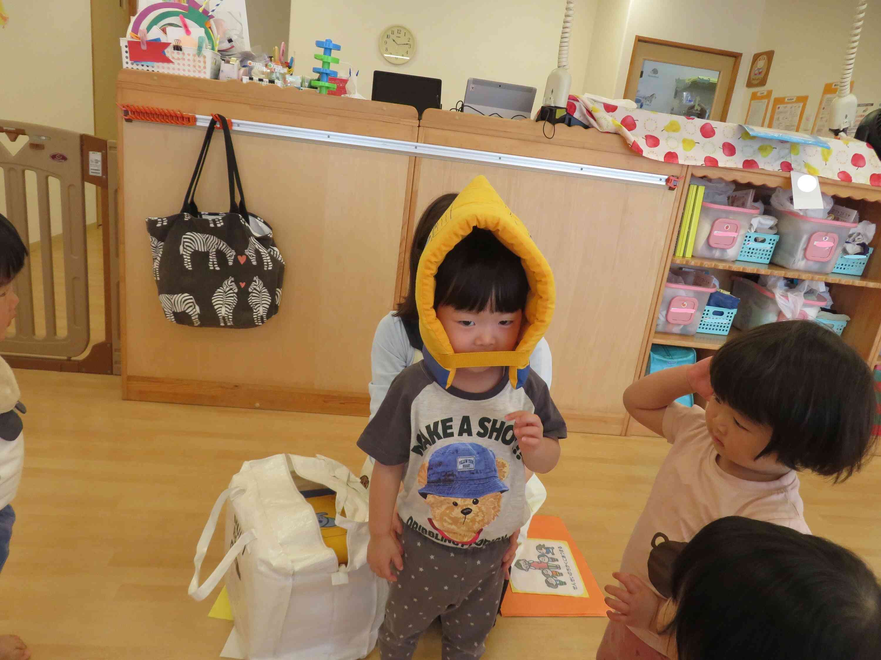 防災頭巾を被る練習をしました。
