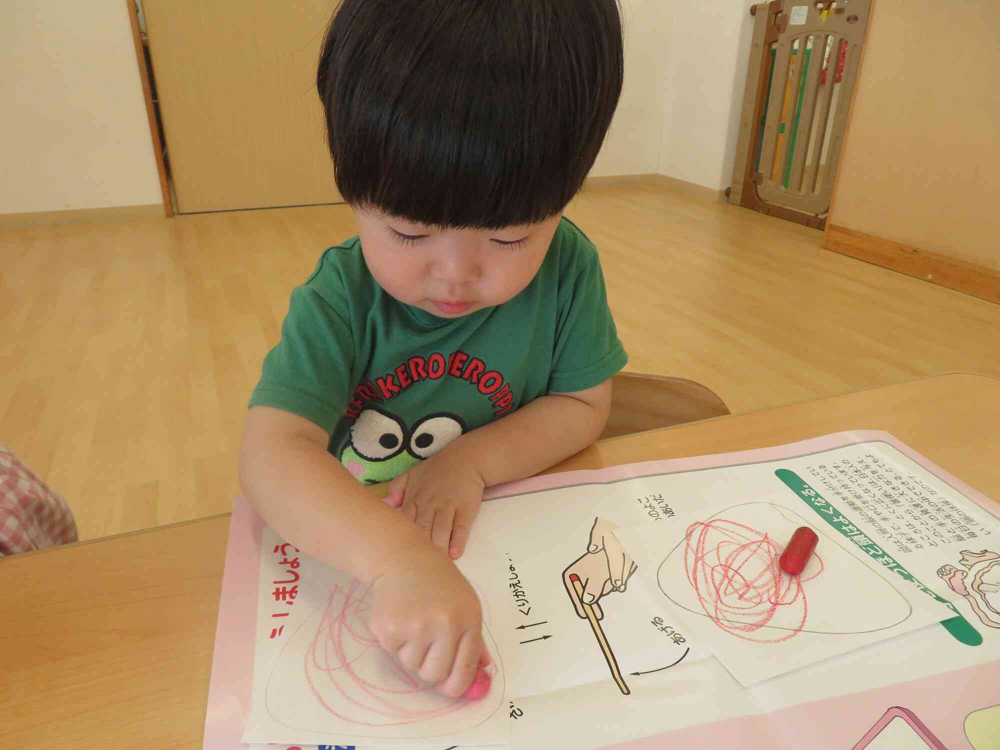 2歳児クラスは、いちご製作をしました!