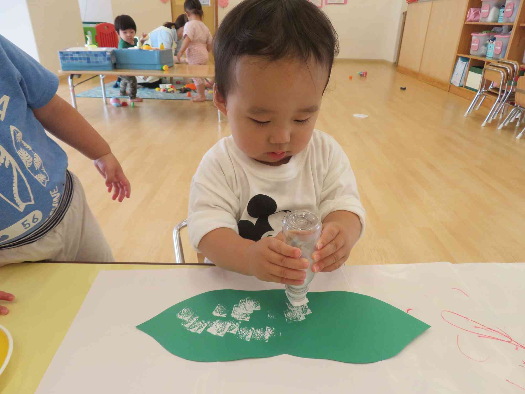 1歳児クラスは、そらまめくん製作をしました!