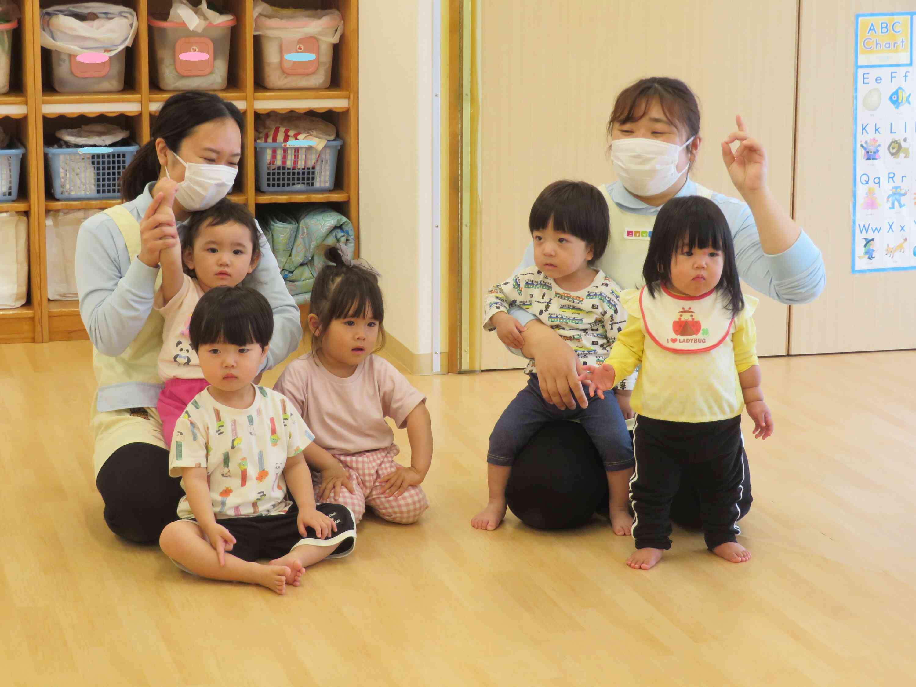 音楽に合わせて手遊びもしました。「アップ、ダウン！」
