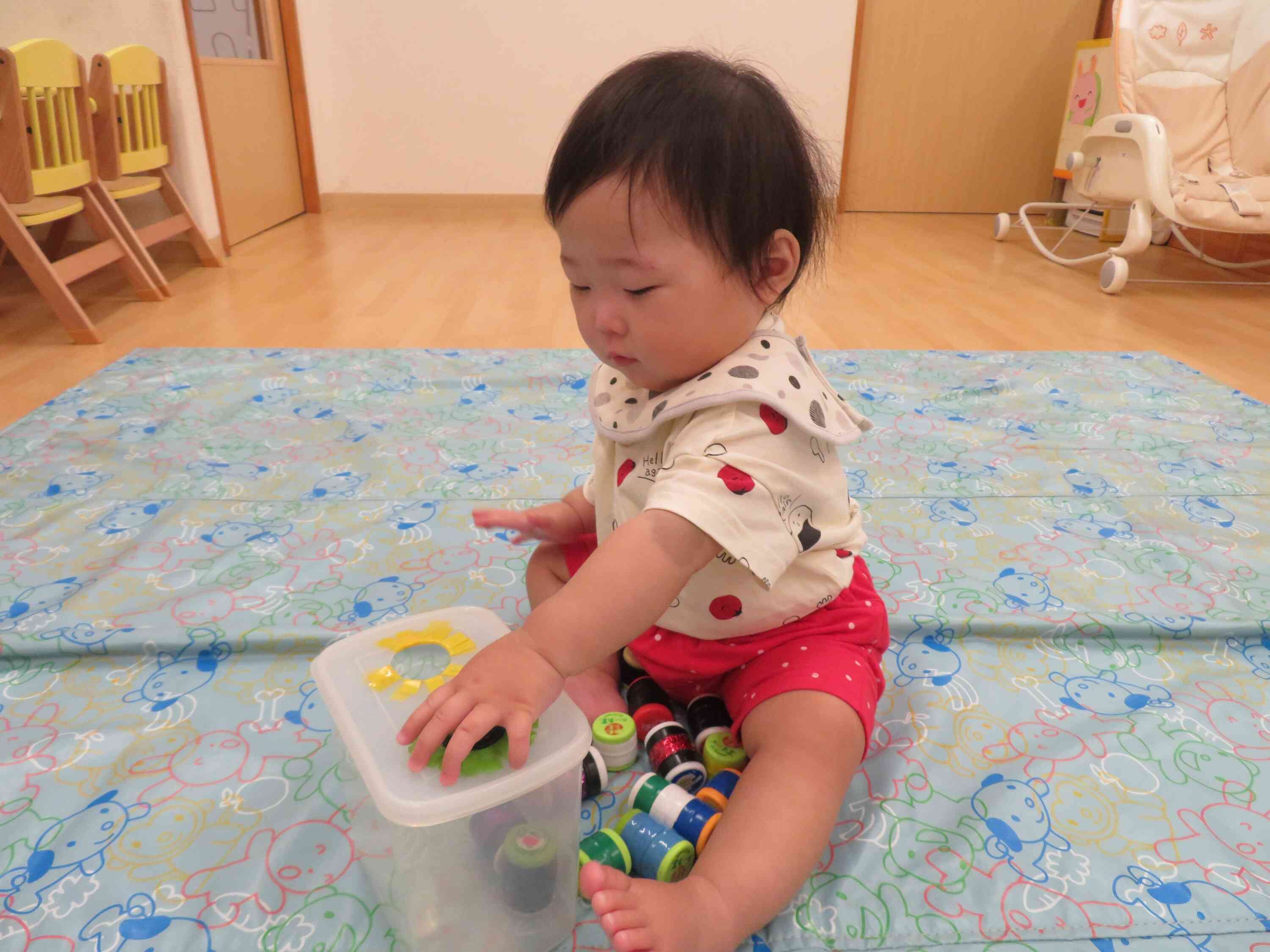 キャップ落とし楽しいね！落とすことができると、拍手をして喜んでいます♡