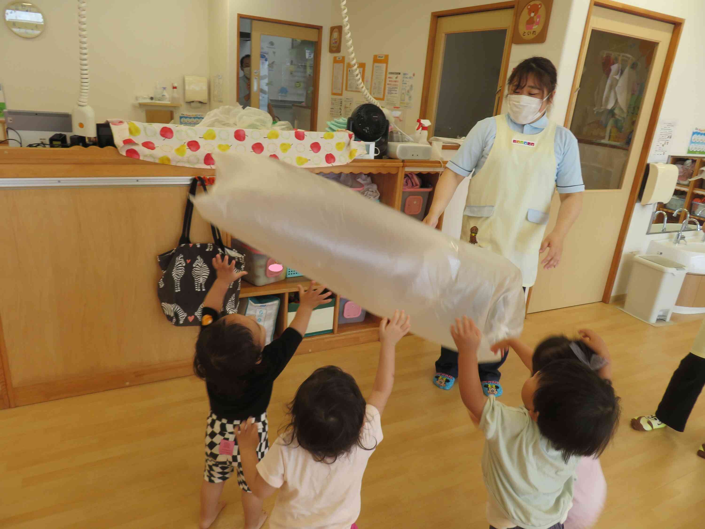 大きなポリ袋を使った風船！「わー大きいね！」と手を伸ばしていました。