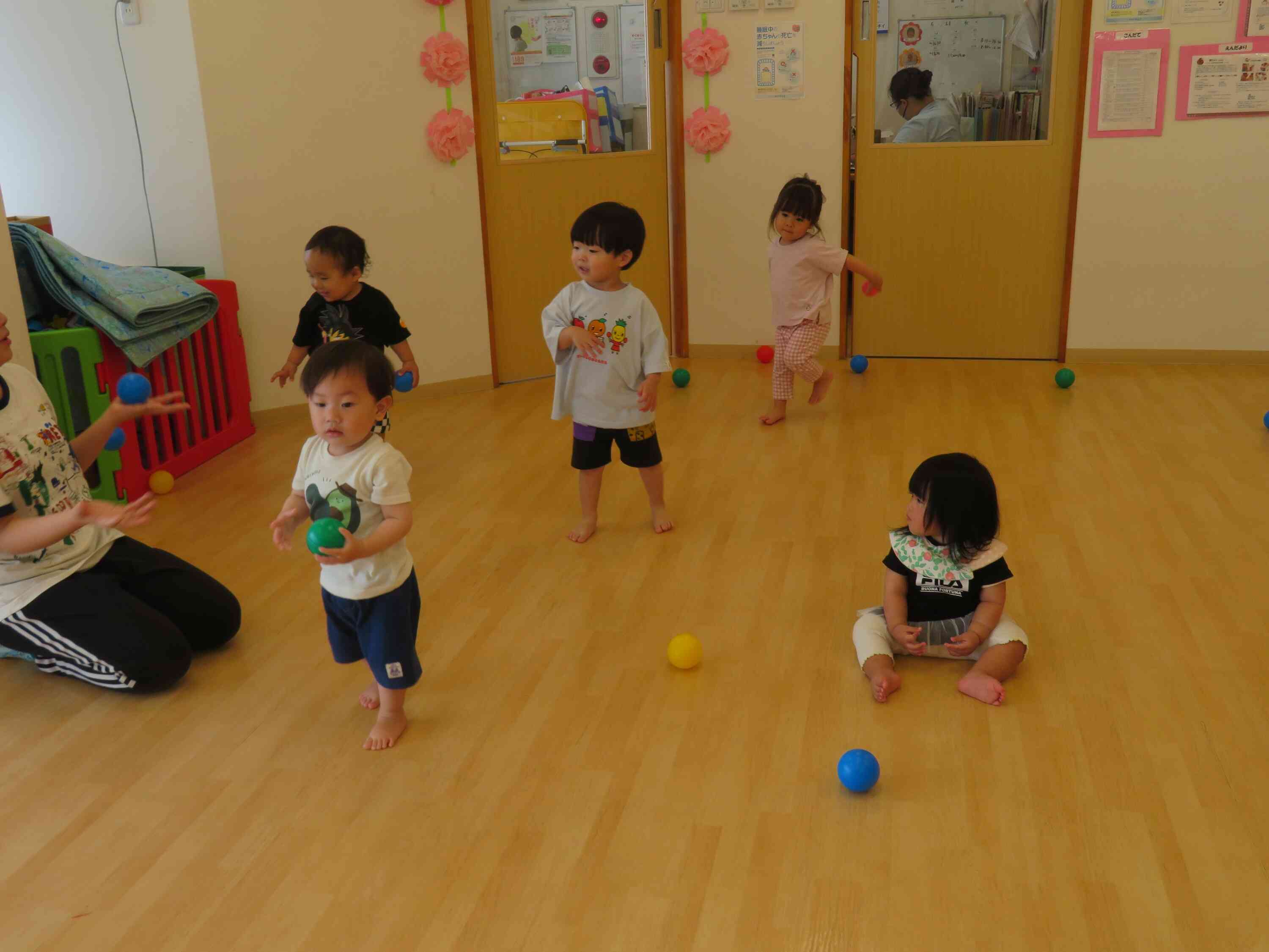 転がっていくボールを追いかけたり、投げたりして全身を使って楽しんでいます！
