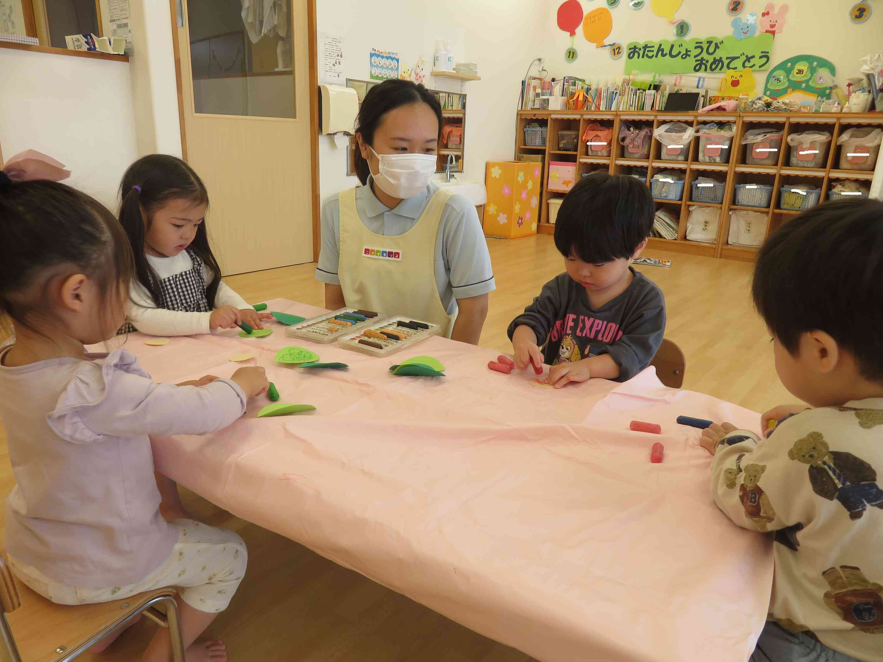 2歳児クラスの製作の様子！