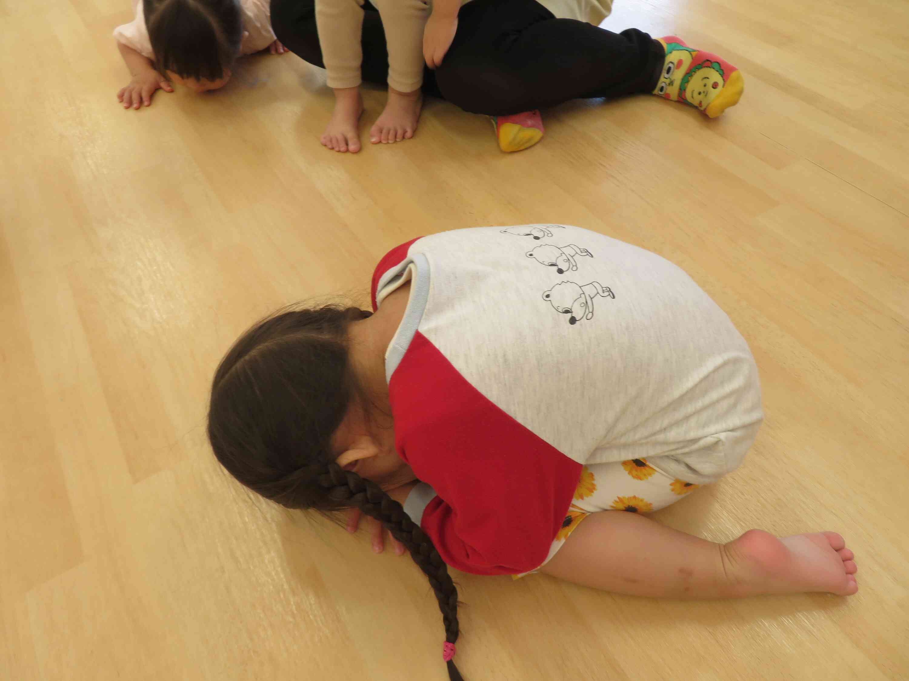 知らない人に連れていかれそうになったら、ダンゴムシポーズ！