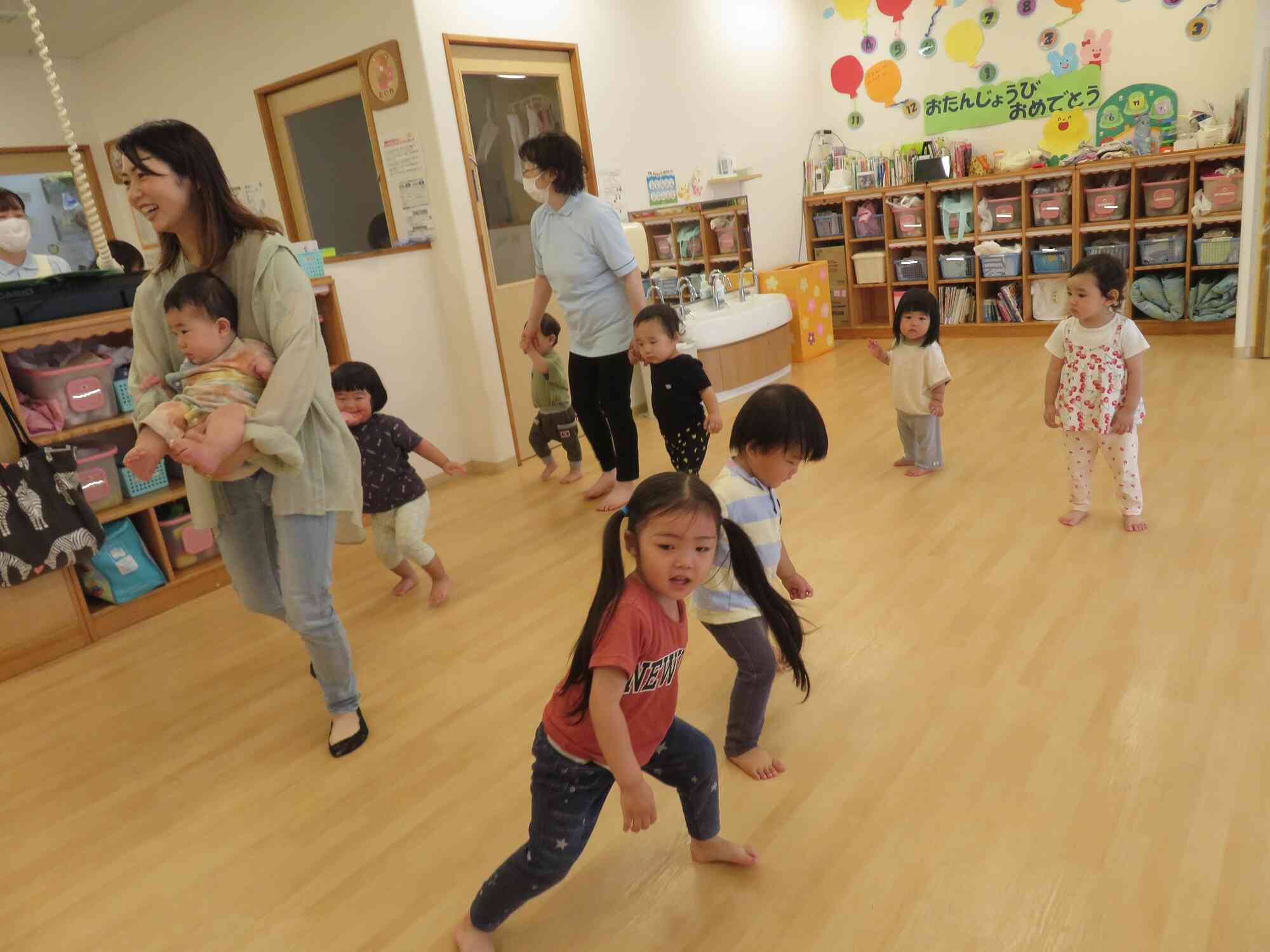 ピアノの音に合わせて体を動かそう!