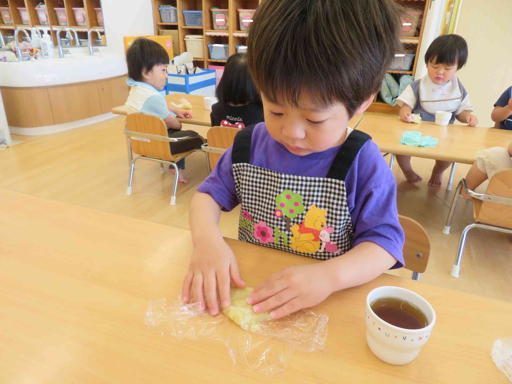 2歳児クラスのクッキング