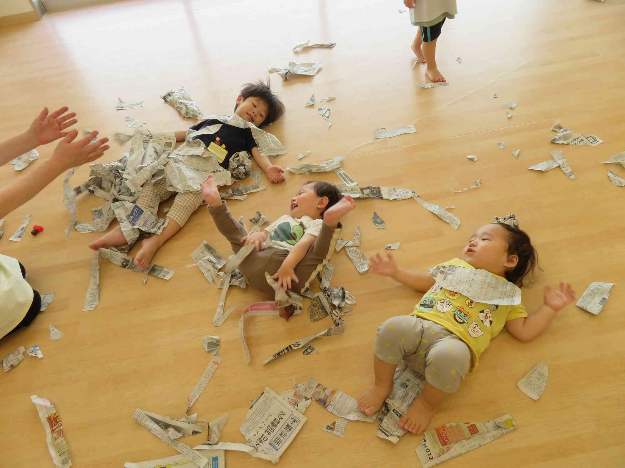 みんなで寝転んで新聞紙のお布団♪