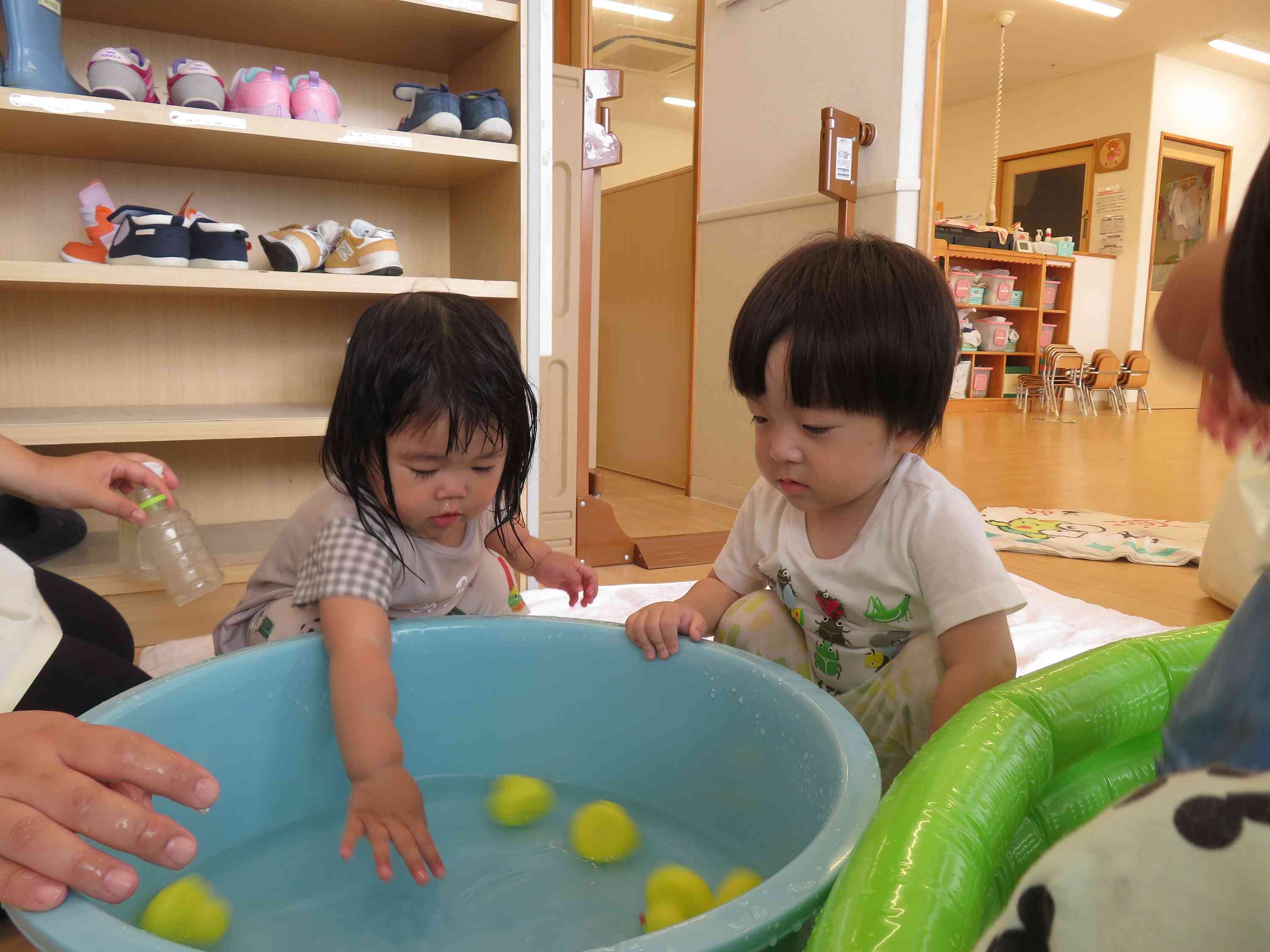 たらいのお水もパシャパシャ！