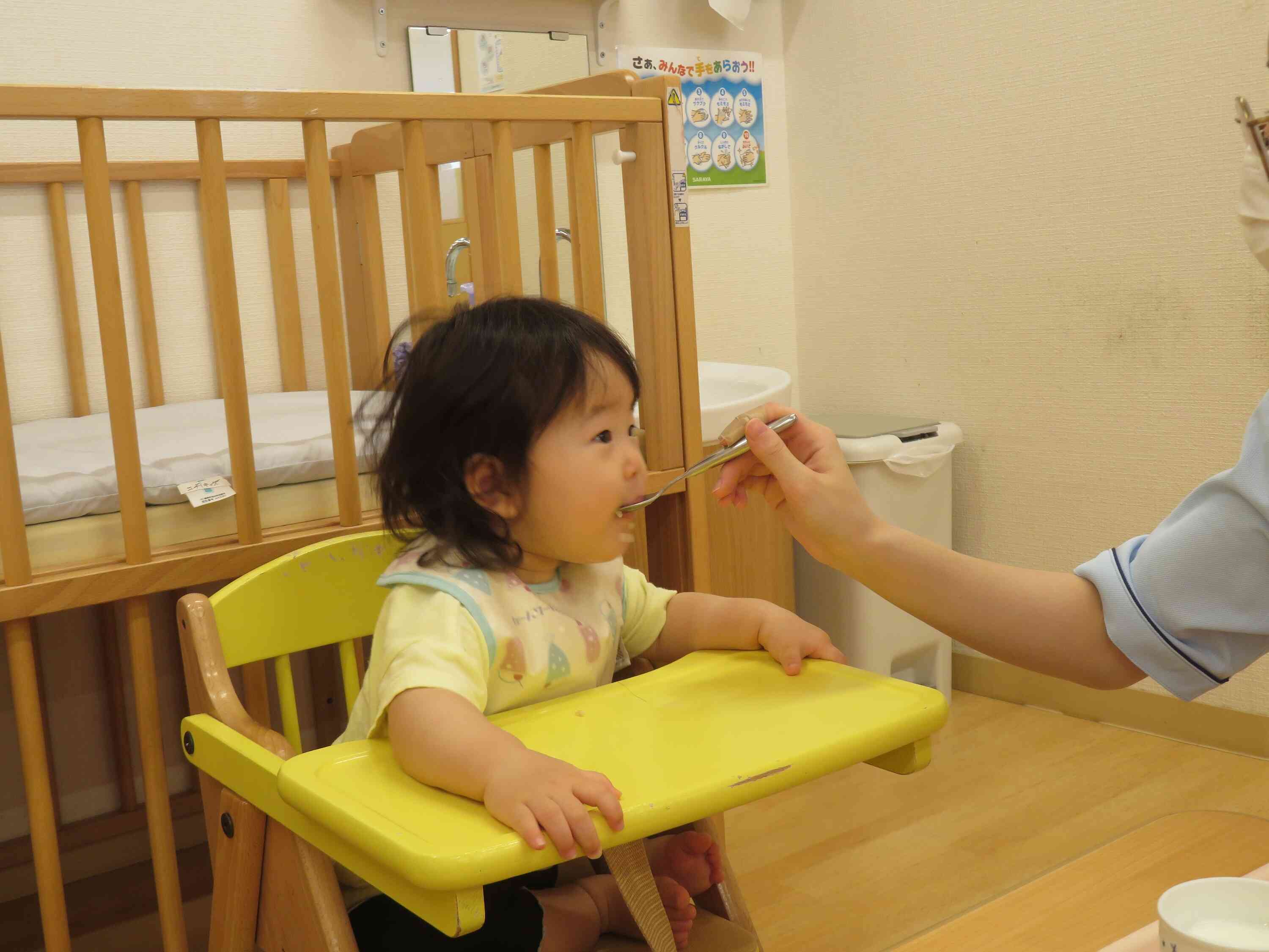 0歳児クラスのお友だちも「あ～んぱくっ」♡