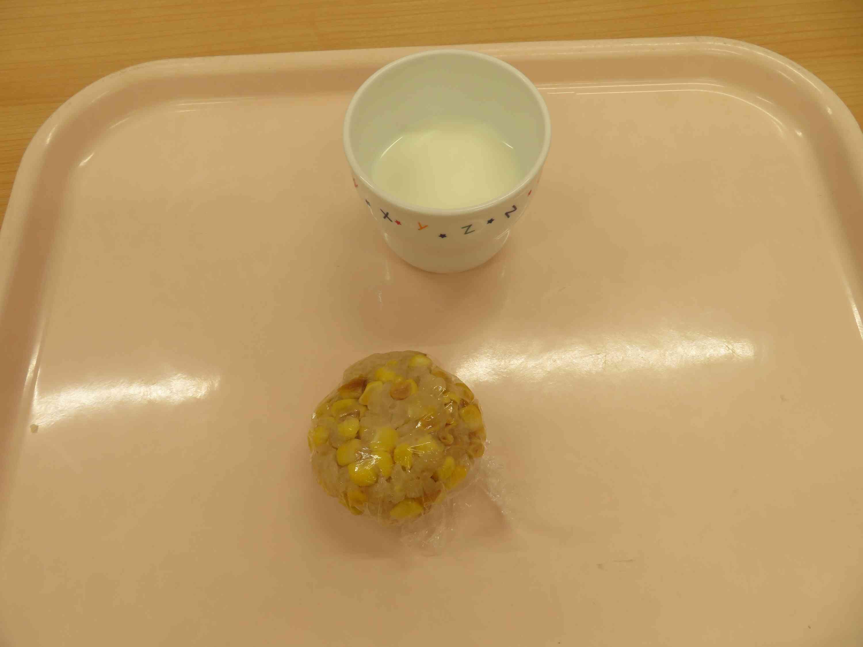 午後のおやつはみんながむいたコーン入りご飯でした♡