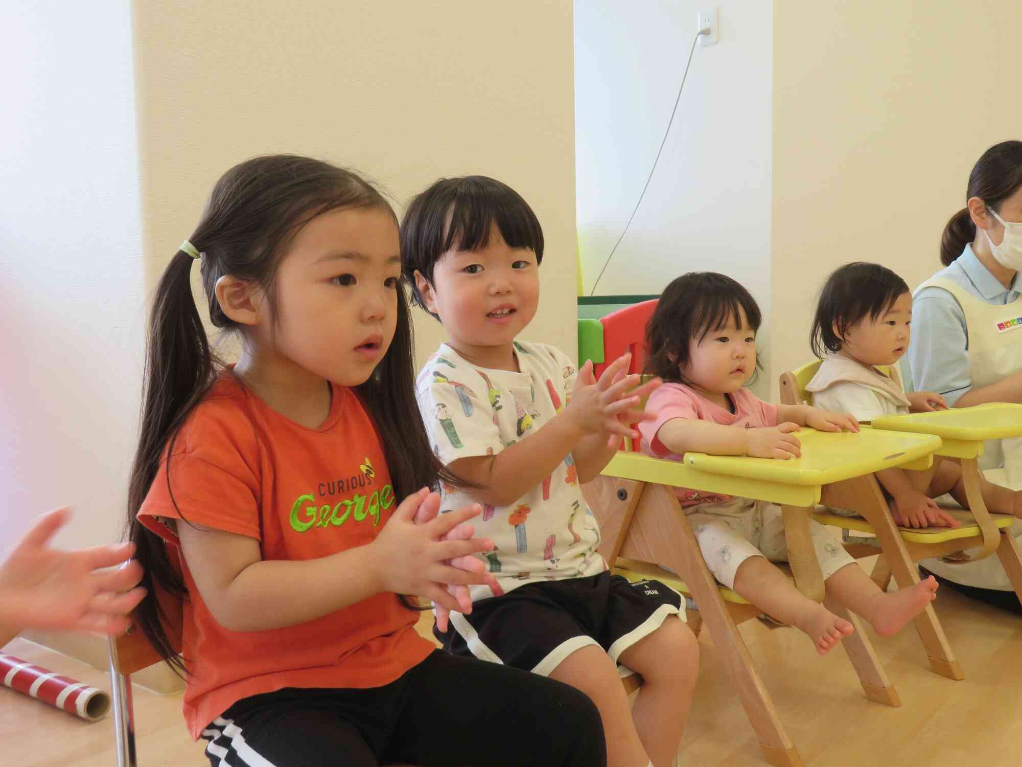 手拍子をしながらハッピーバースデーを歌ってお友だちをお祝いします！
