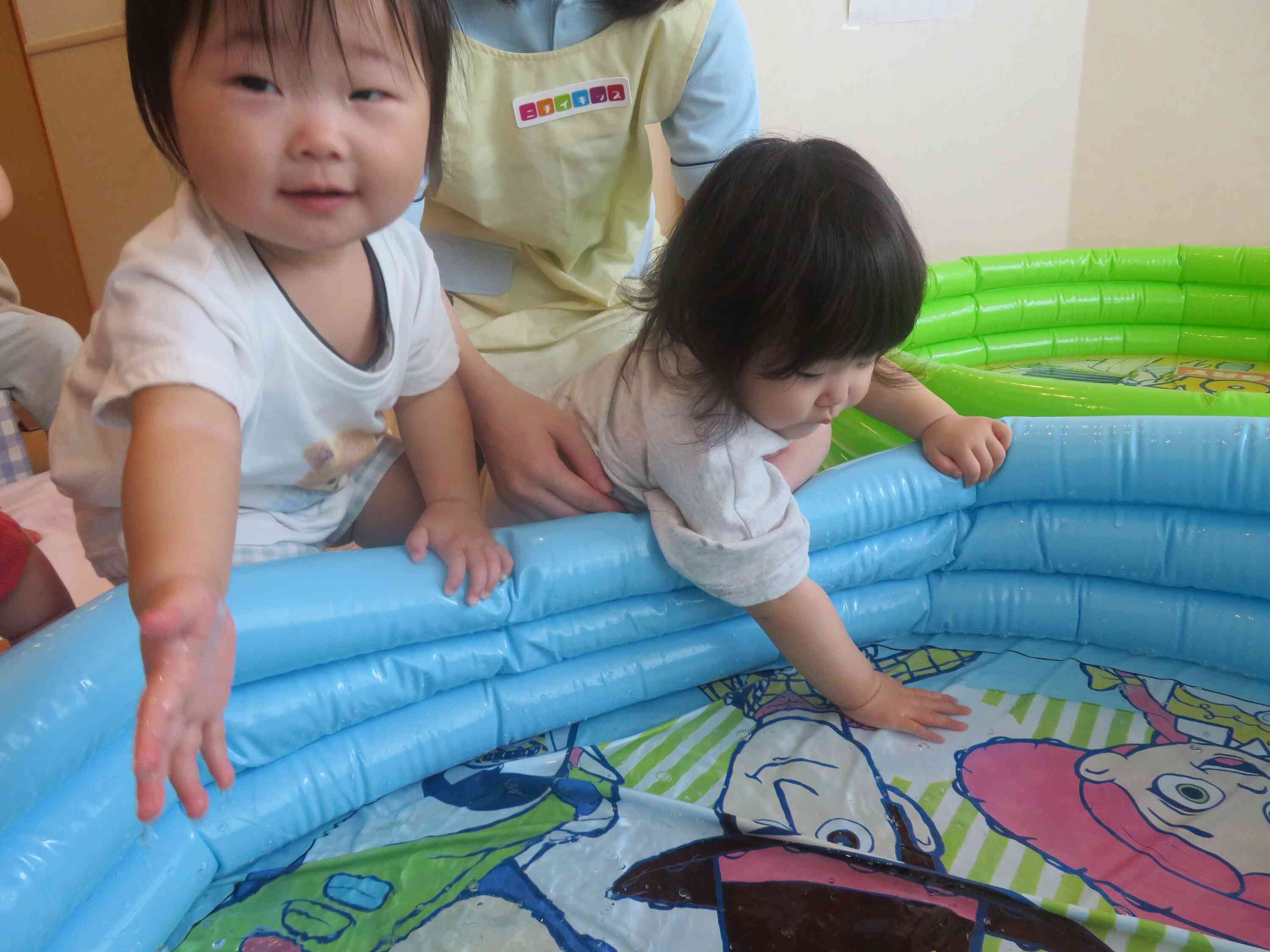 思いきり水遊びをしました！～0歳児クラスのお友だち～