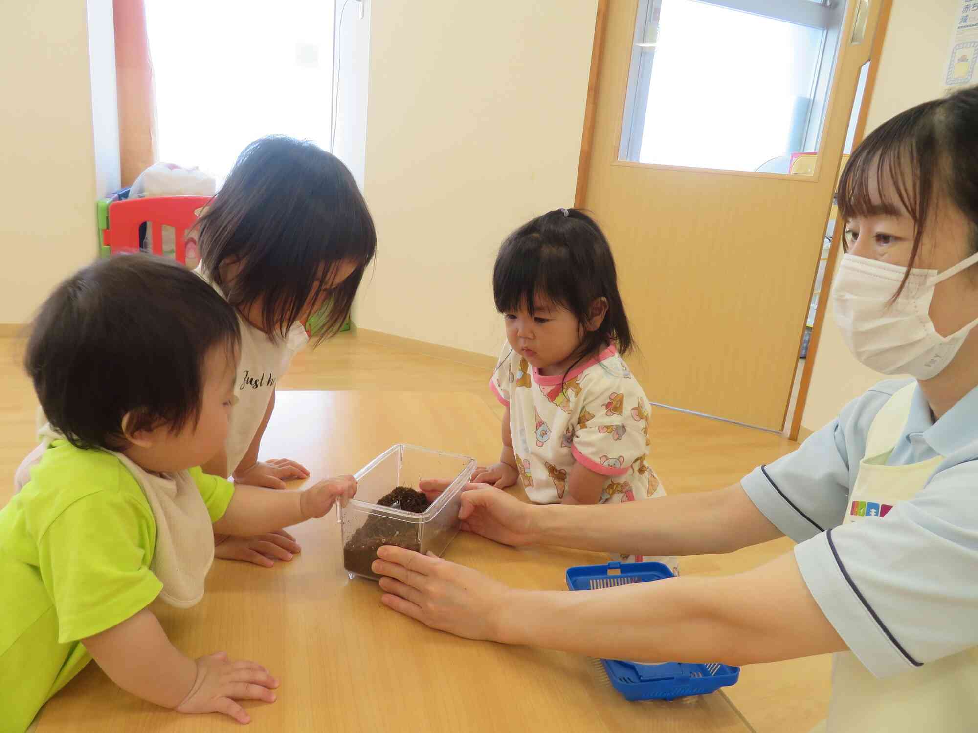 蓋を開けたら、飛んで行っちゃうかな〜と少し心配な子どもたちです。