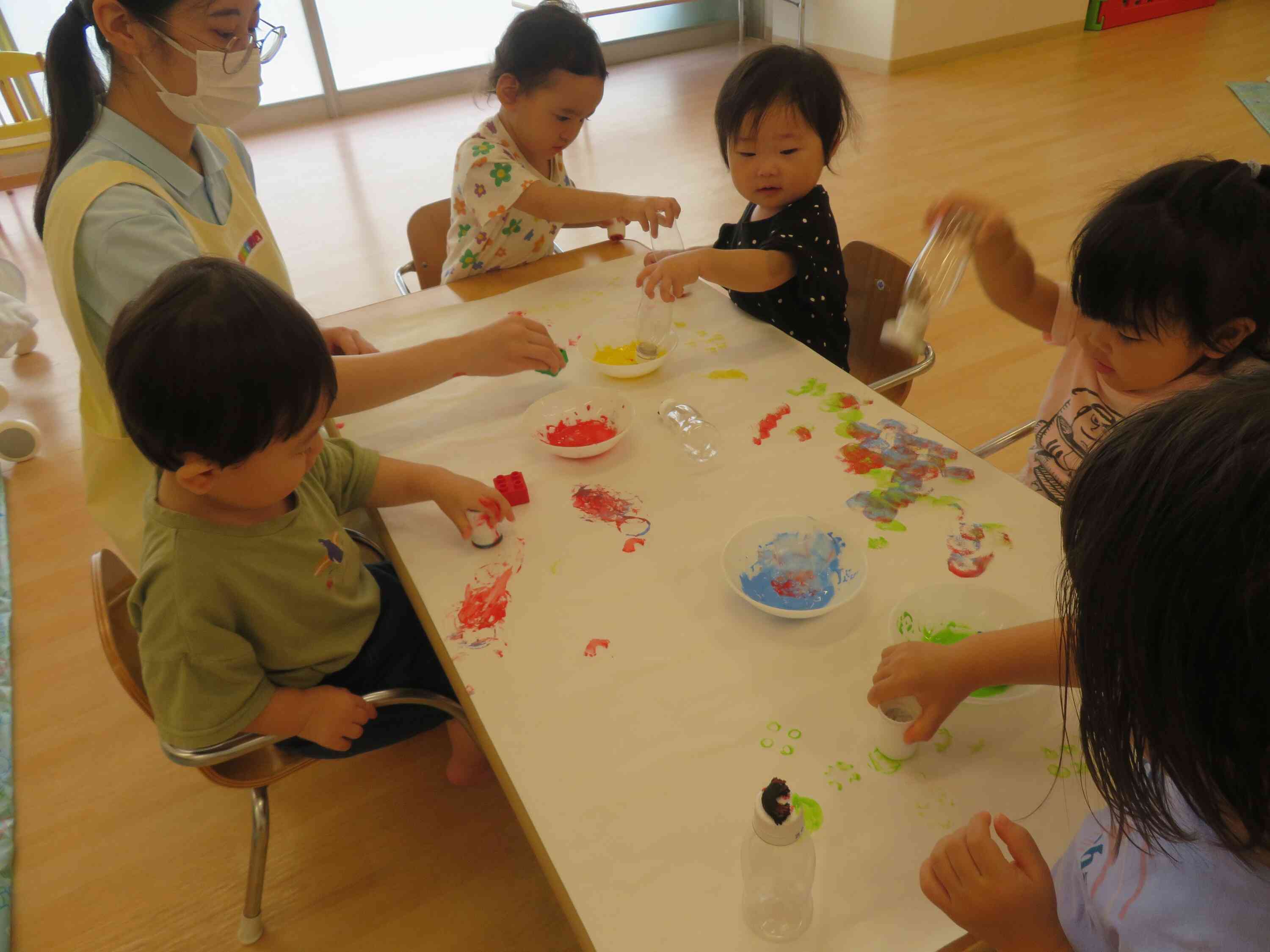 「みてみて！たくさん模様できたよ～」と夢中で楽しんでいました。