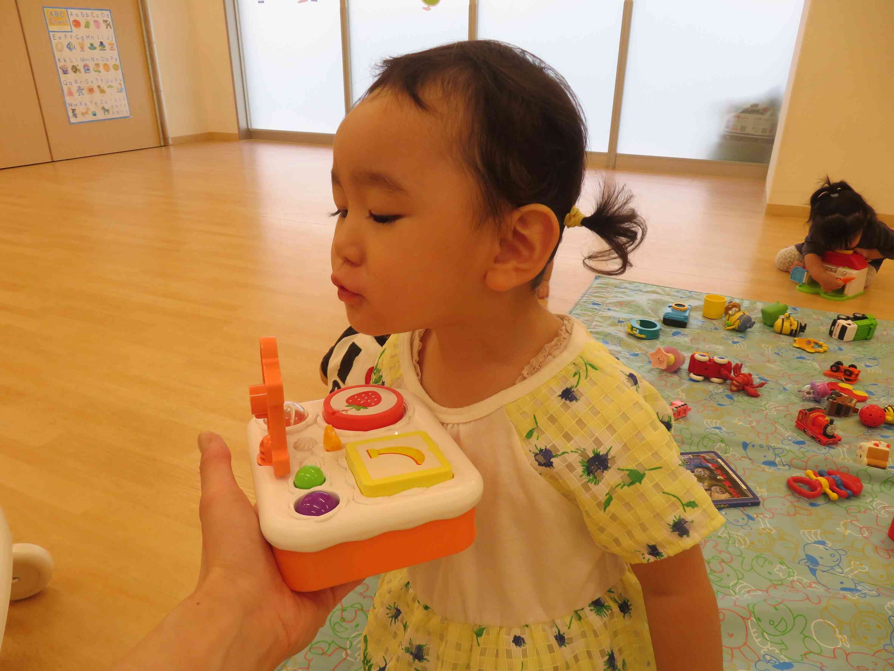 「おめでとう～！」お誕生日のケーキに見立てて「ふー」