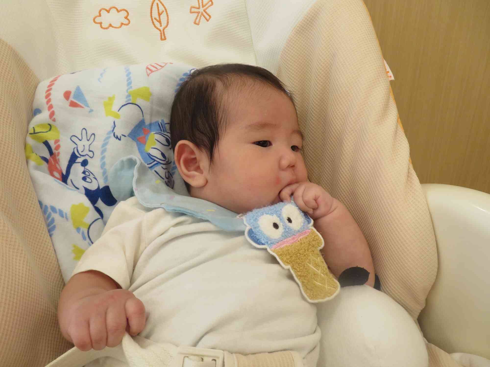 0歳児クラスのお友だちもよく見ています！