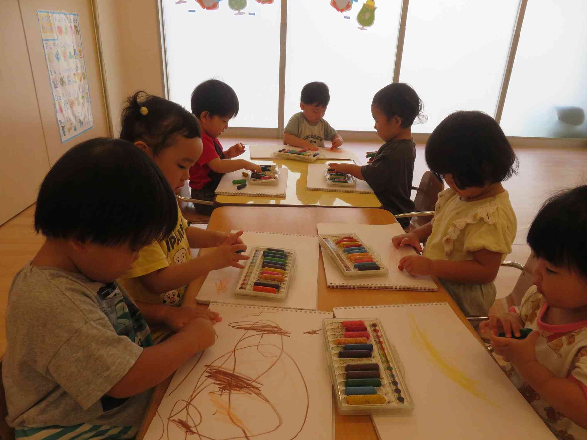 製作後はお絵描き！「ぐるぐるかきかき～♪」