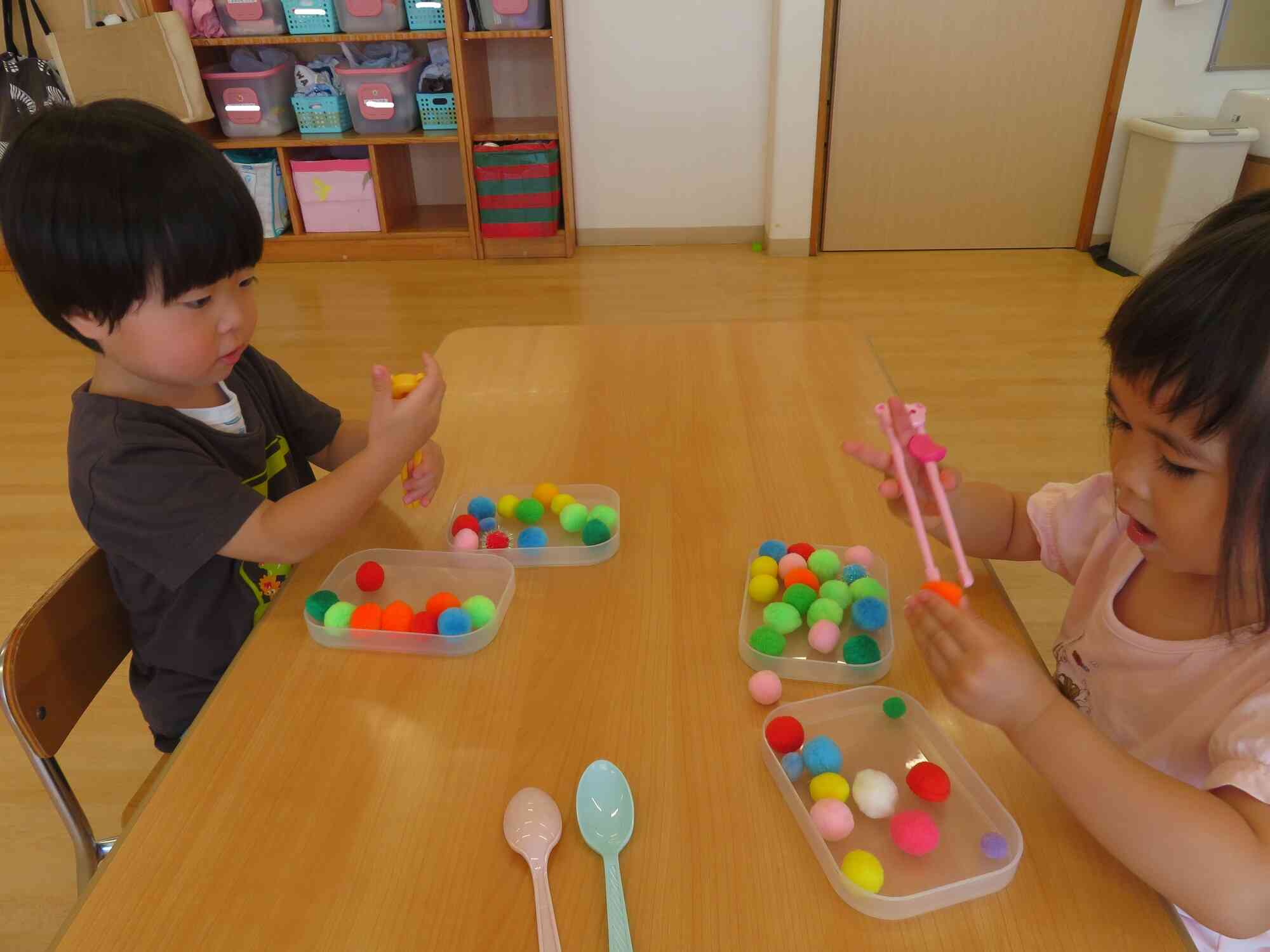 製作後はポンポン運びをして遊び、指先をたくさん使いました！