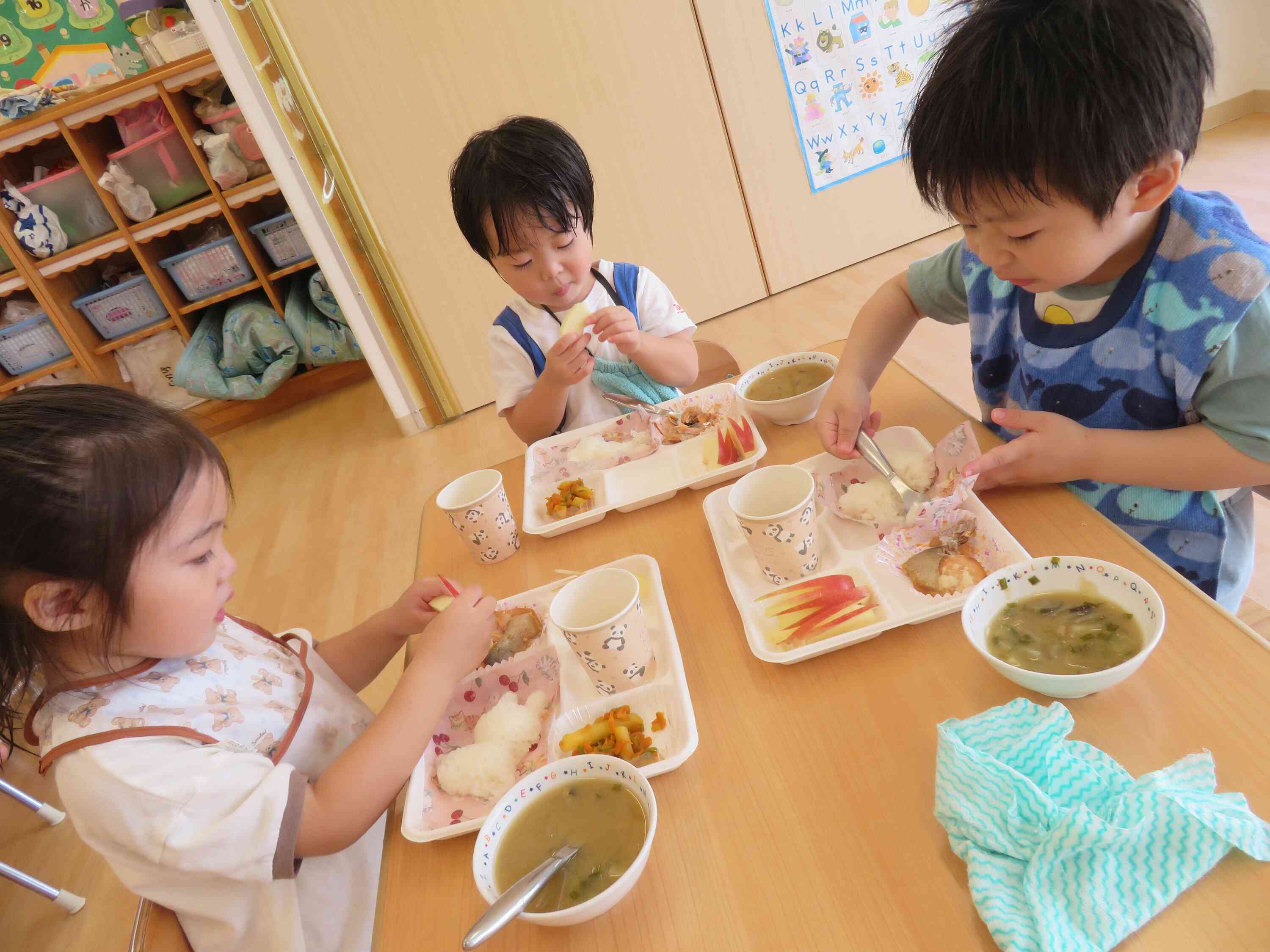 うさぎさんの形のご飯とりんご・・・食べるのが勿体ないなぁ!