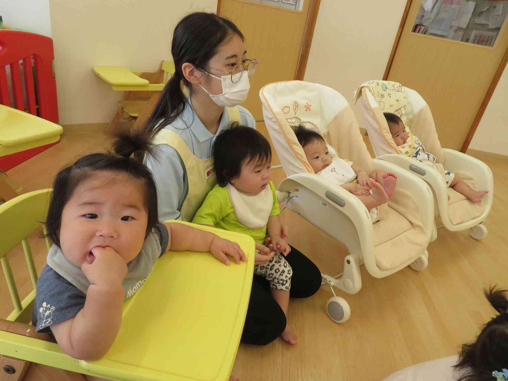 0歳児のひよこ組のお友だちも英語に興味津々でした!