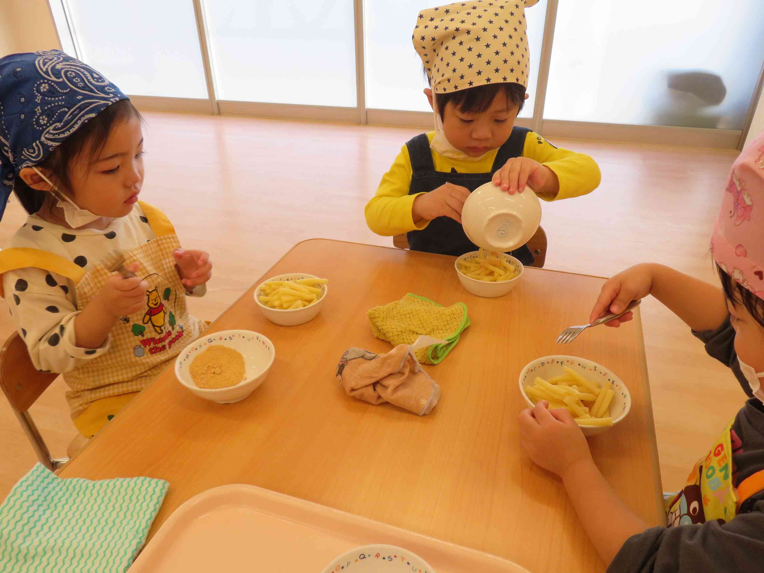今日は、2歳児うさぎ組のお友だちのクッキングの日！
