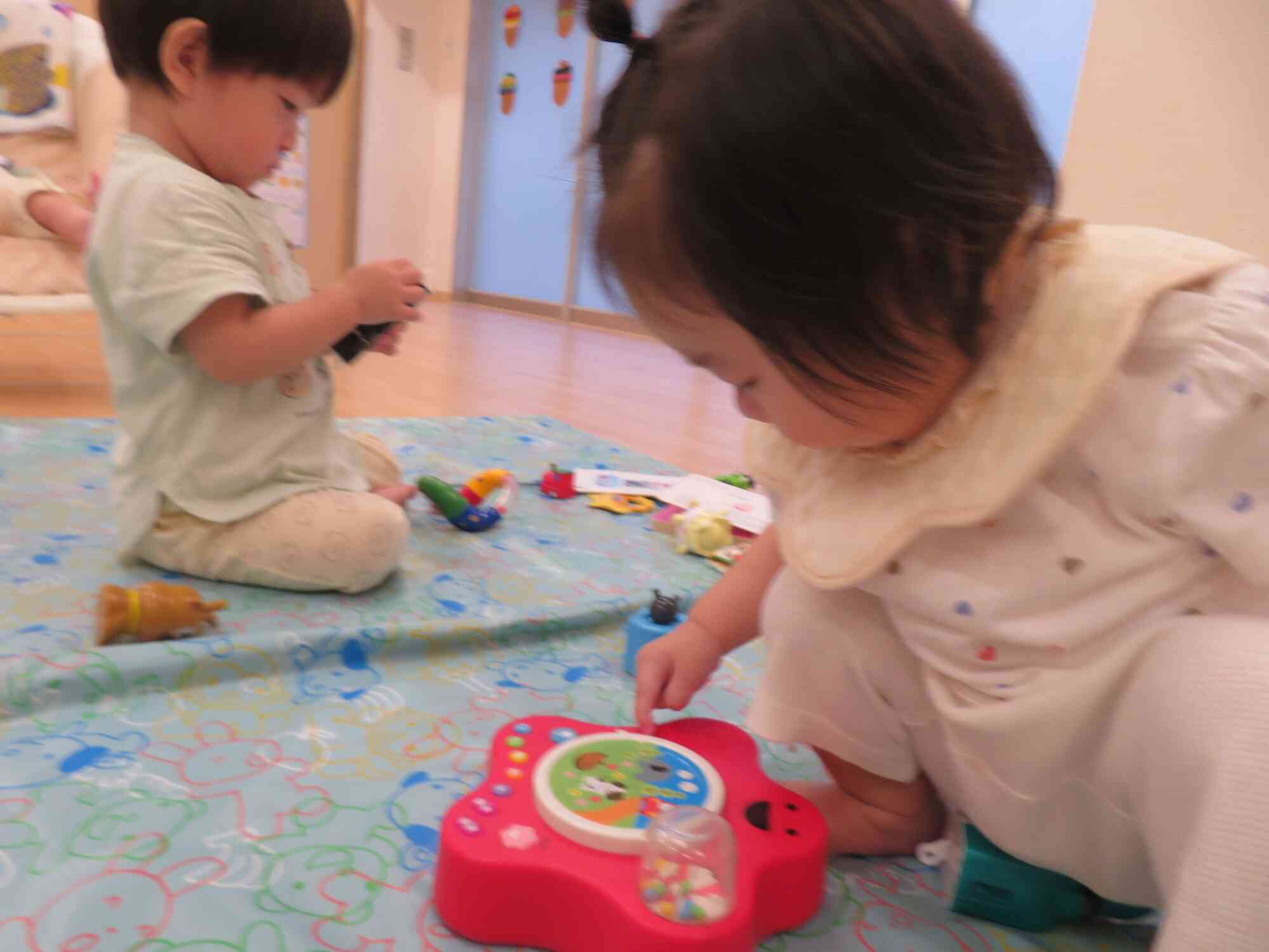 ボタンを押して音が鳴るのを楽しんでいます♪