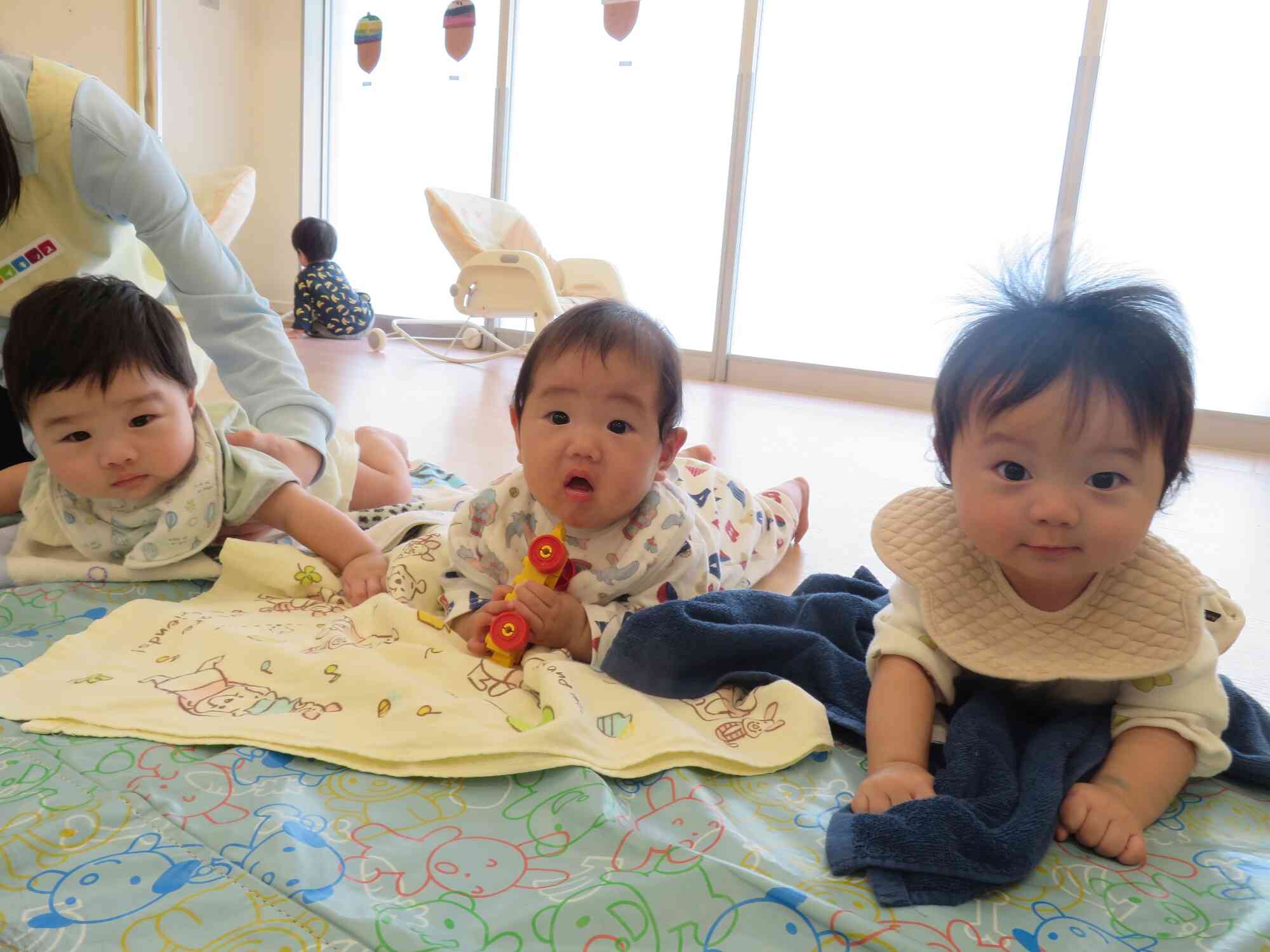 室内遊びの様子〜0歳児クラスのお友だち〜