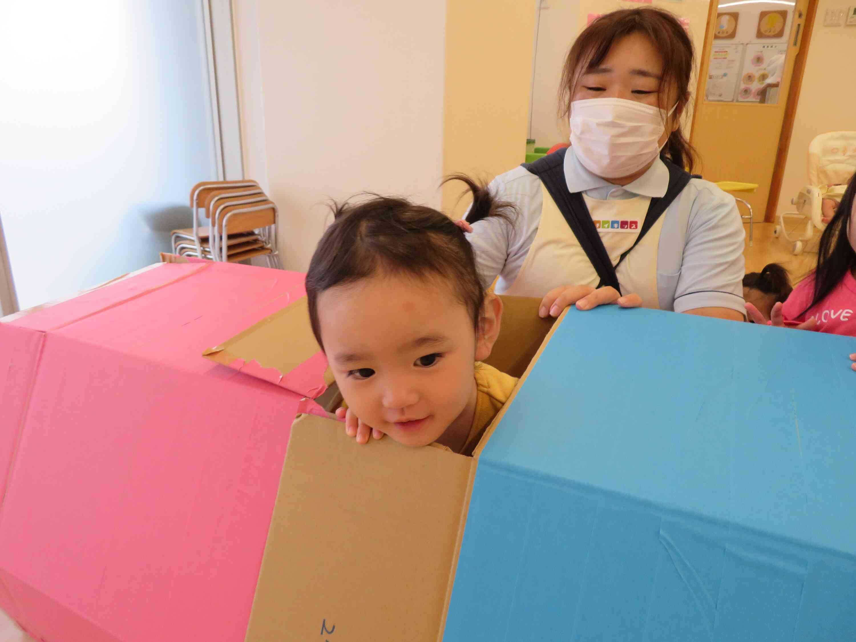 トンネルの小窓から、いないいないばあっ！