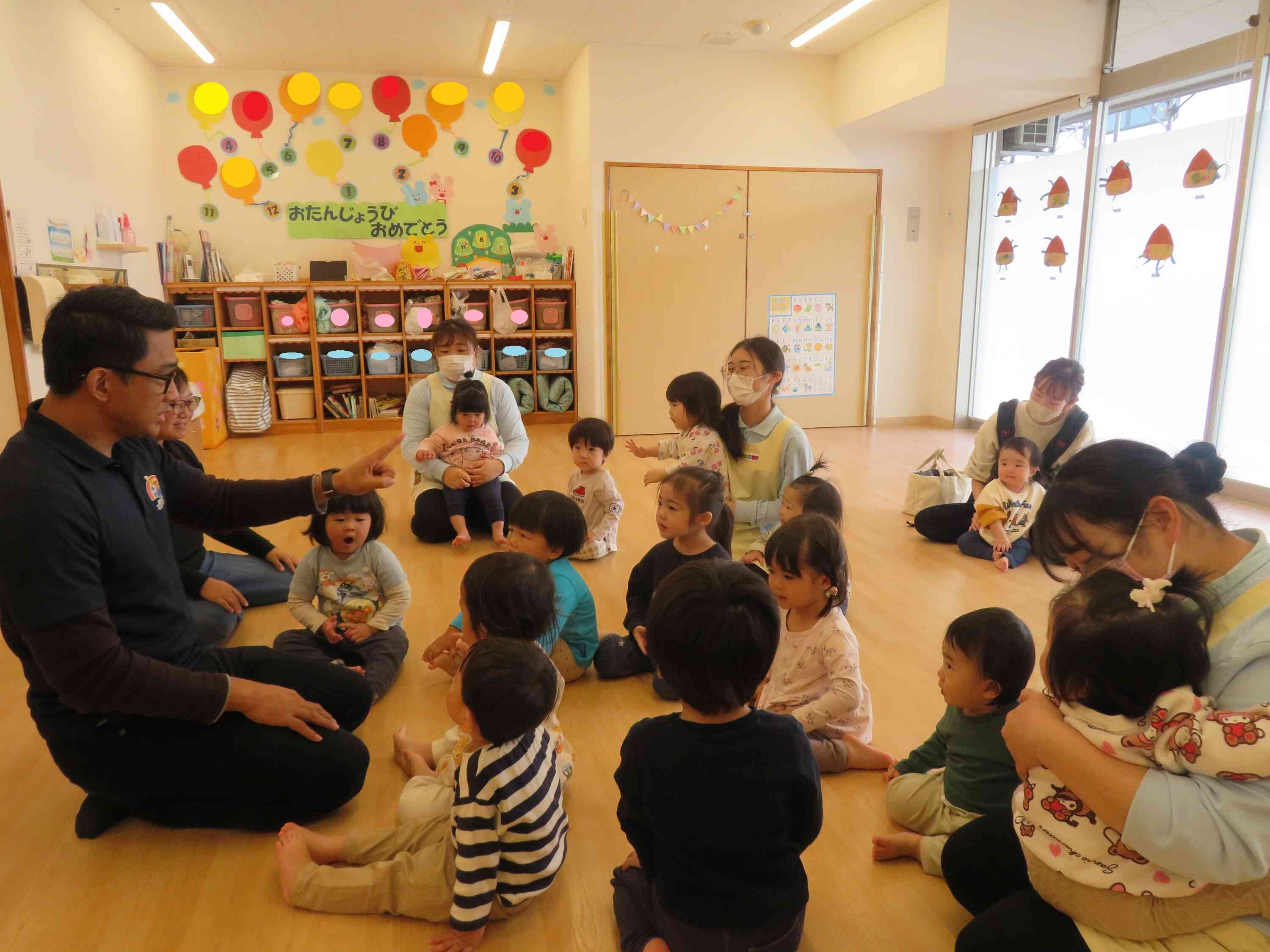 英語の曲に合わせて、手遊びもしました。楽しそうな笑顔も見せていました。