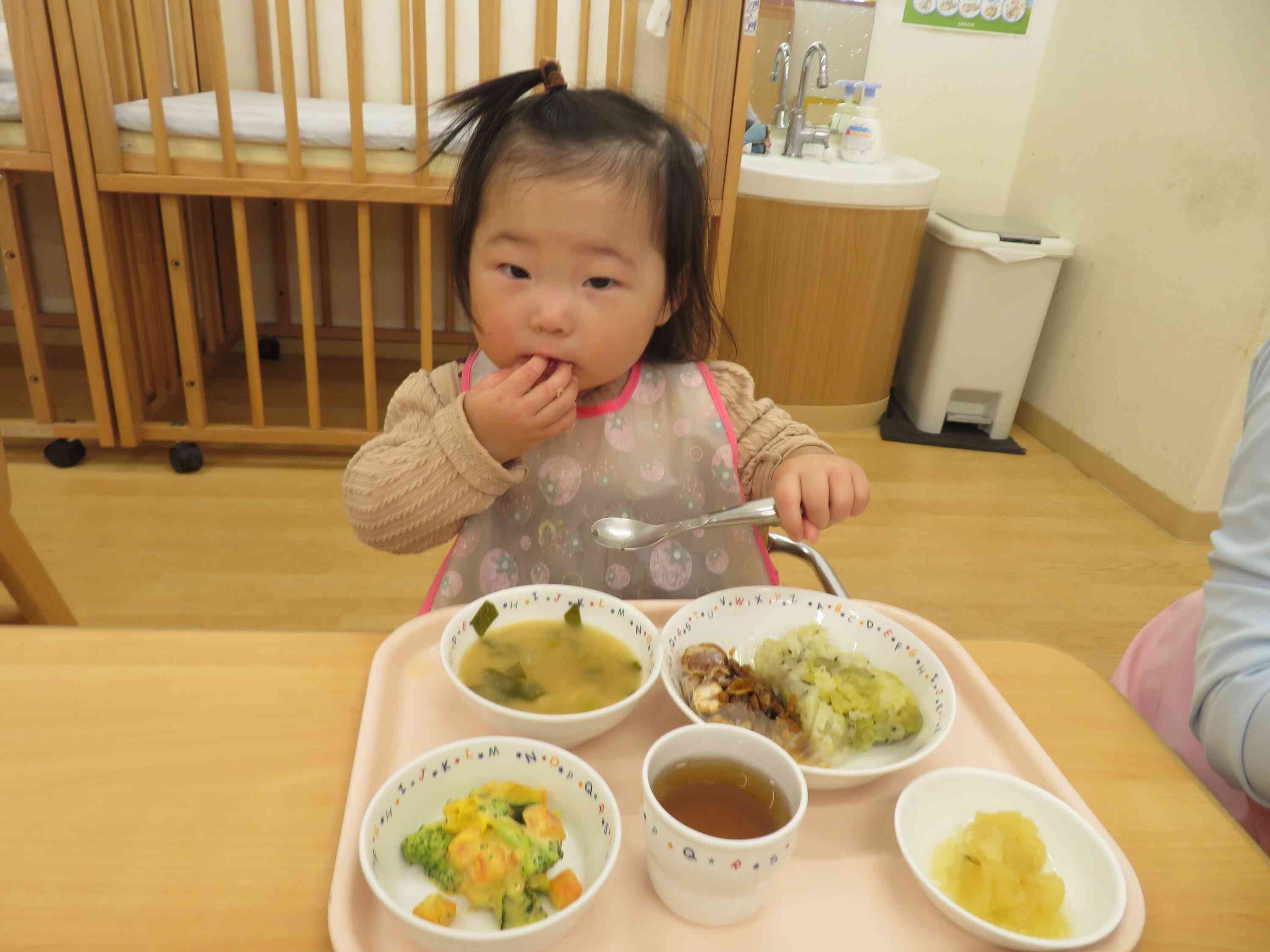 上手にスプーンを使って食べています♪美味しいね♡