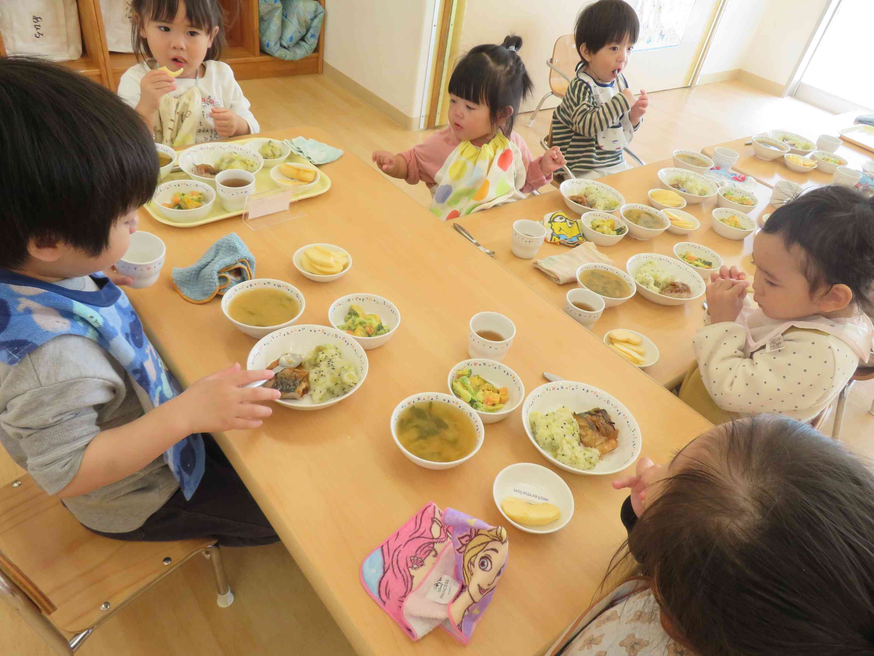 みんなで食べる給食は、楽しいね♪