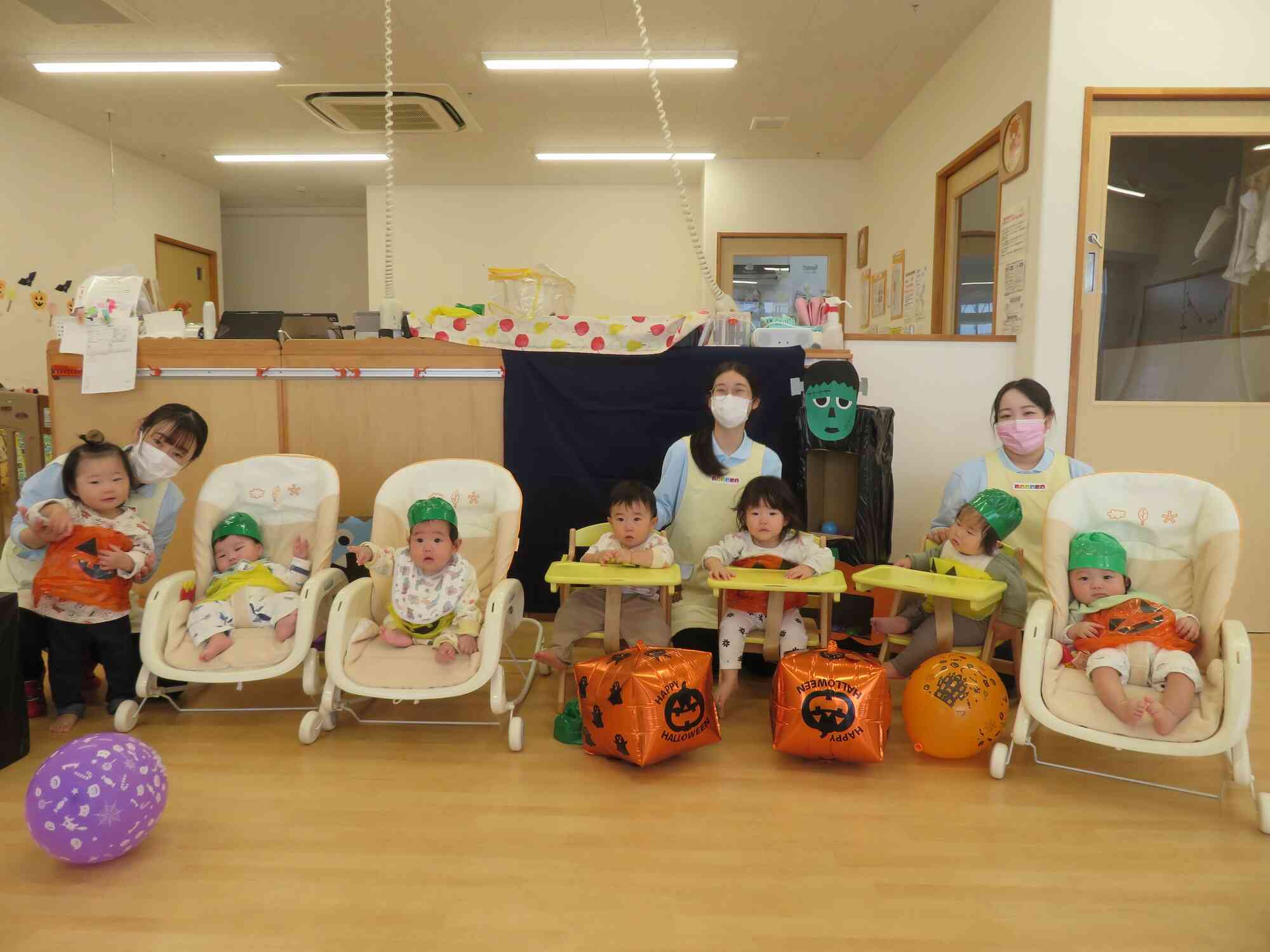 0歳児クラスのお友だちは、かぼちゃ衣装です!