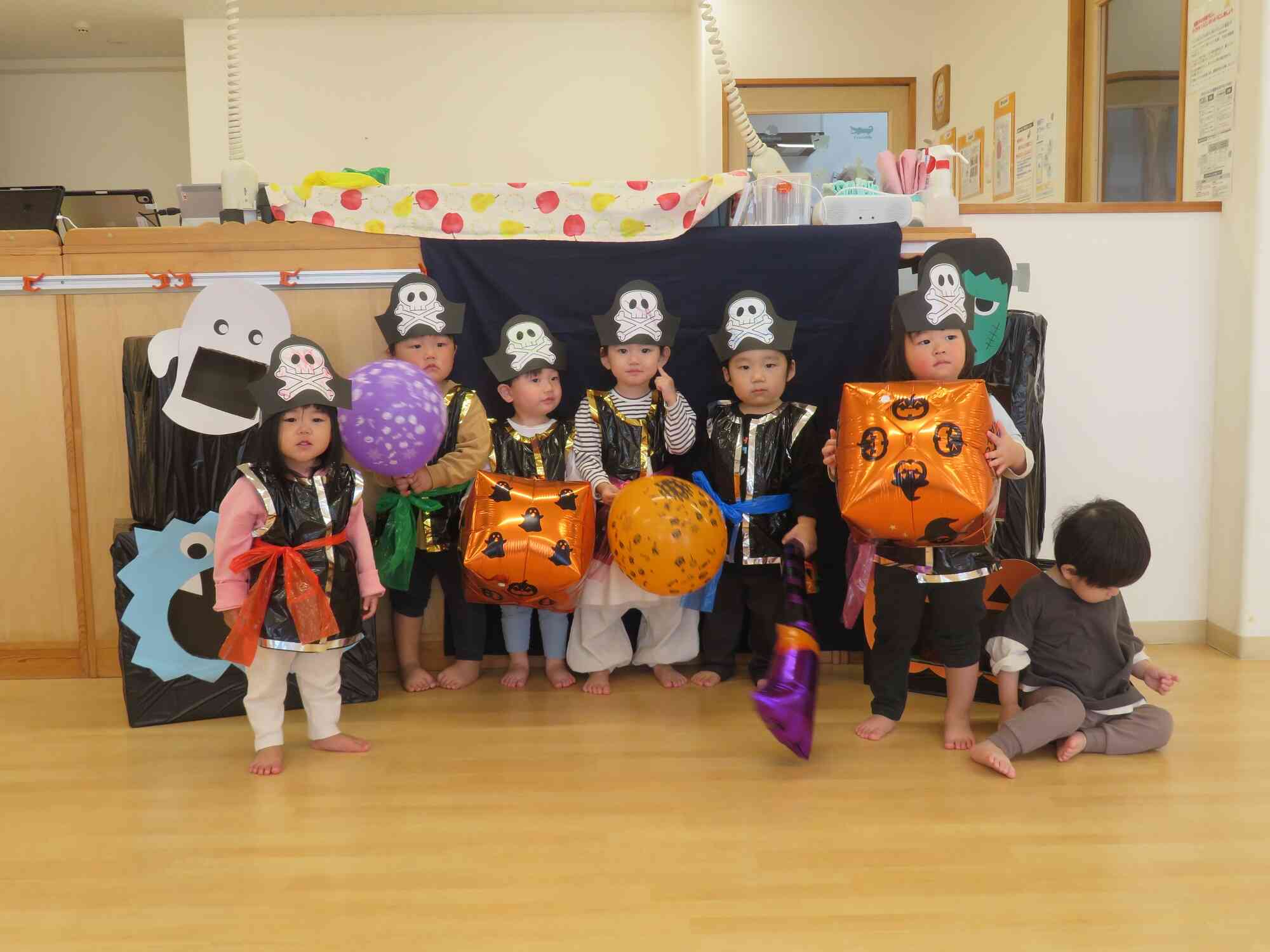 1歳児クラスのお友だちは、海賊の衣装です!