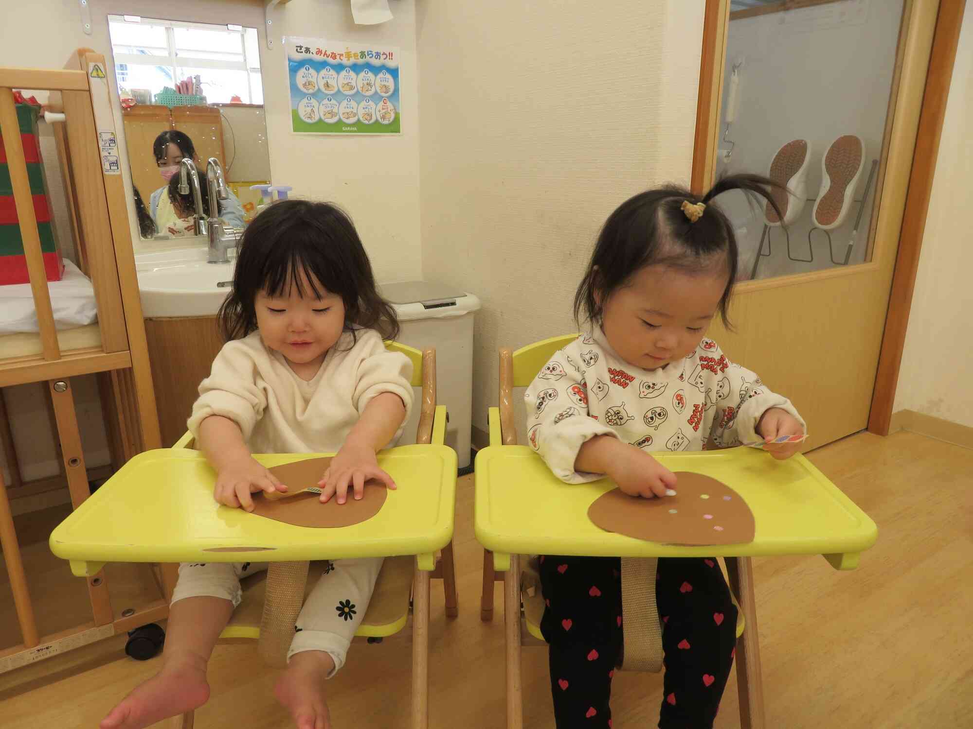 シール貼りじょうずにできました♪