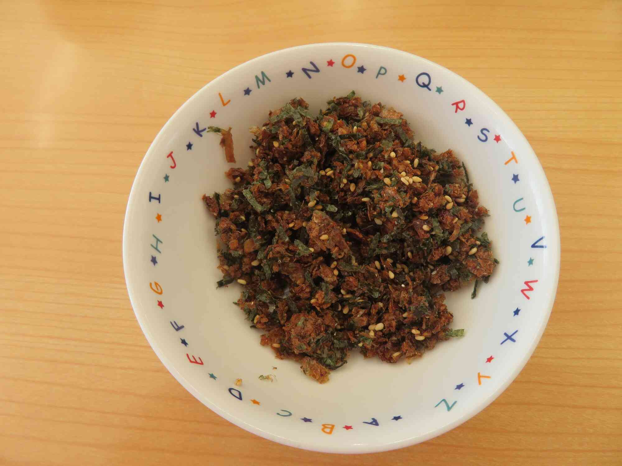 2歳児クラスのお友だちが作ってくれたふりかけです！ご飯にかけて美味しそうに食べていました♪