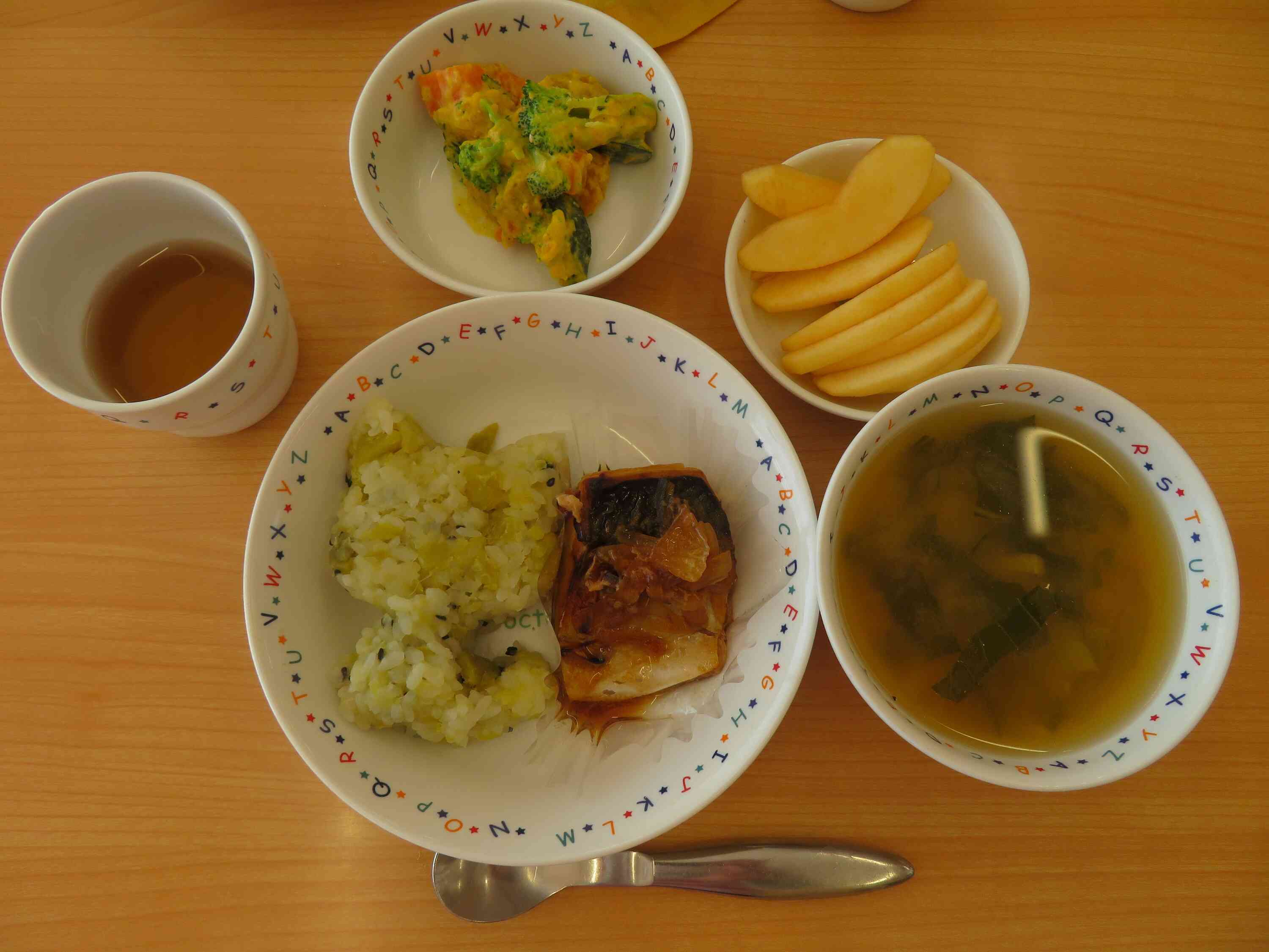 お給食はかわいいネコさんの形でした♡