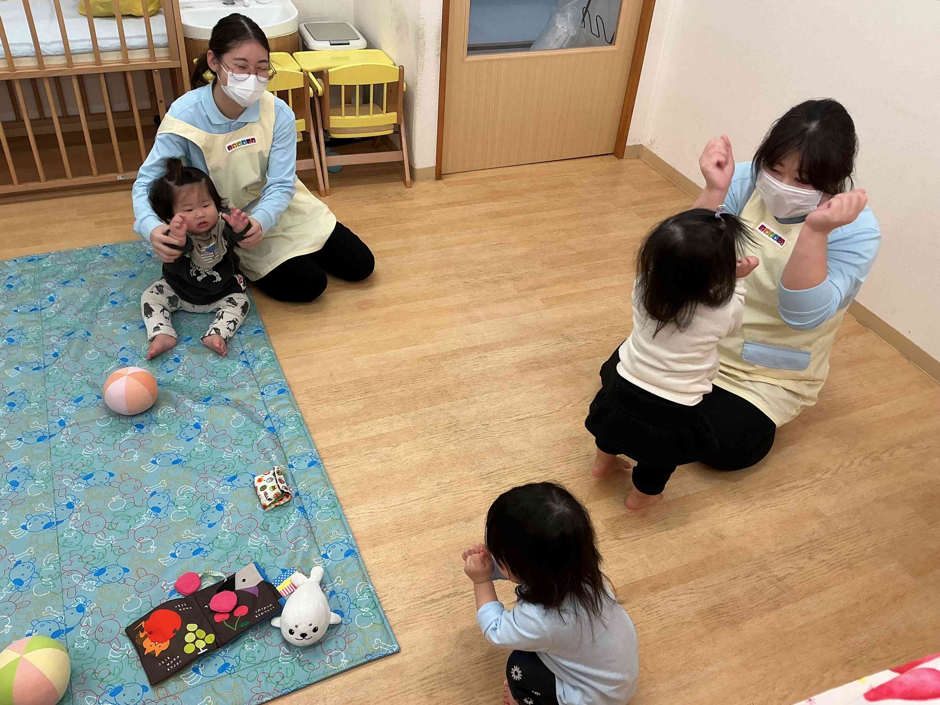 ０歳児のひよこ組のお友だちも、先生と一緒に楽しんでいます！
