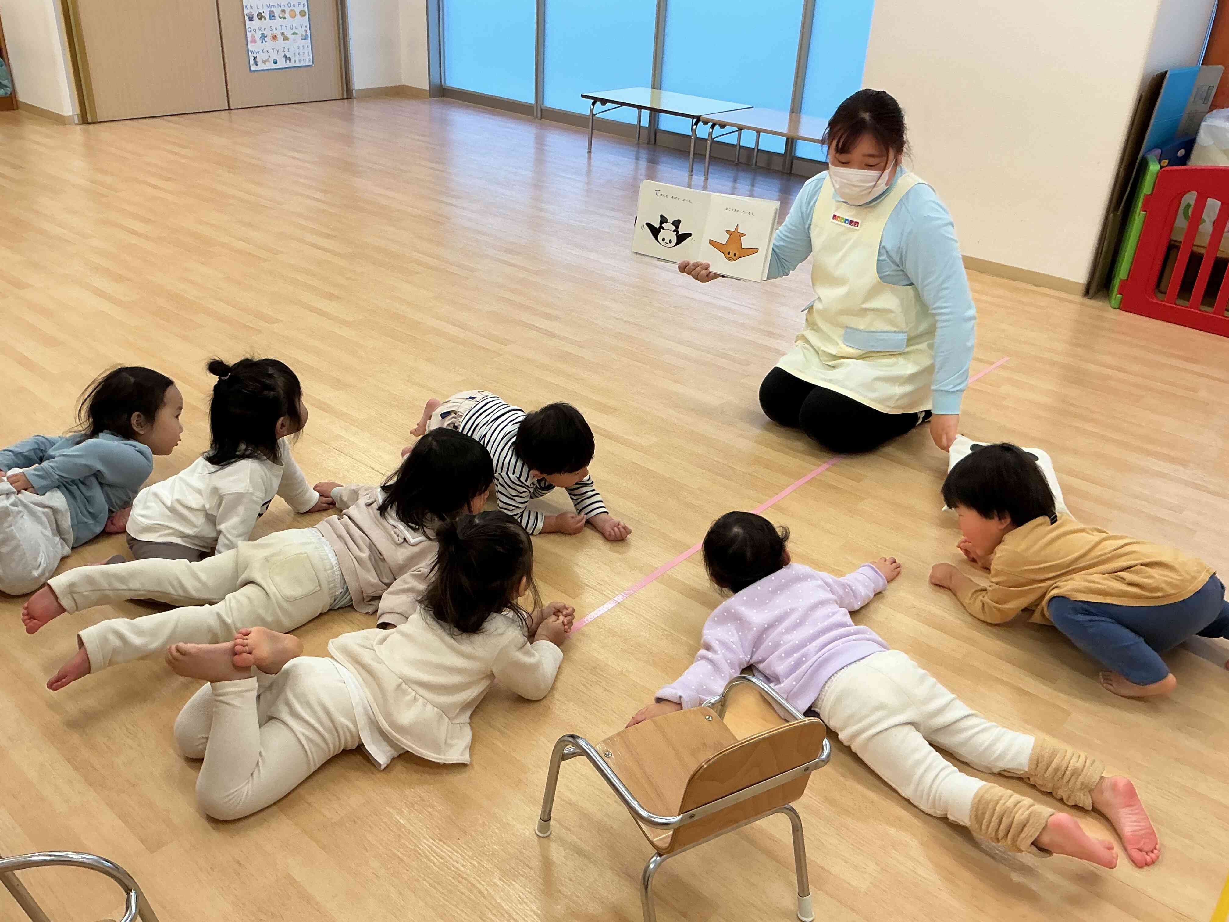 パンダたいそうに出てくる飛行機の真似をしています！