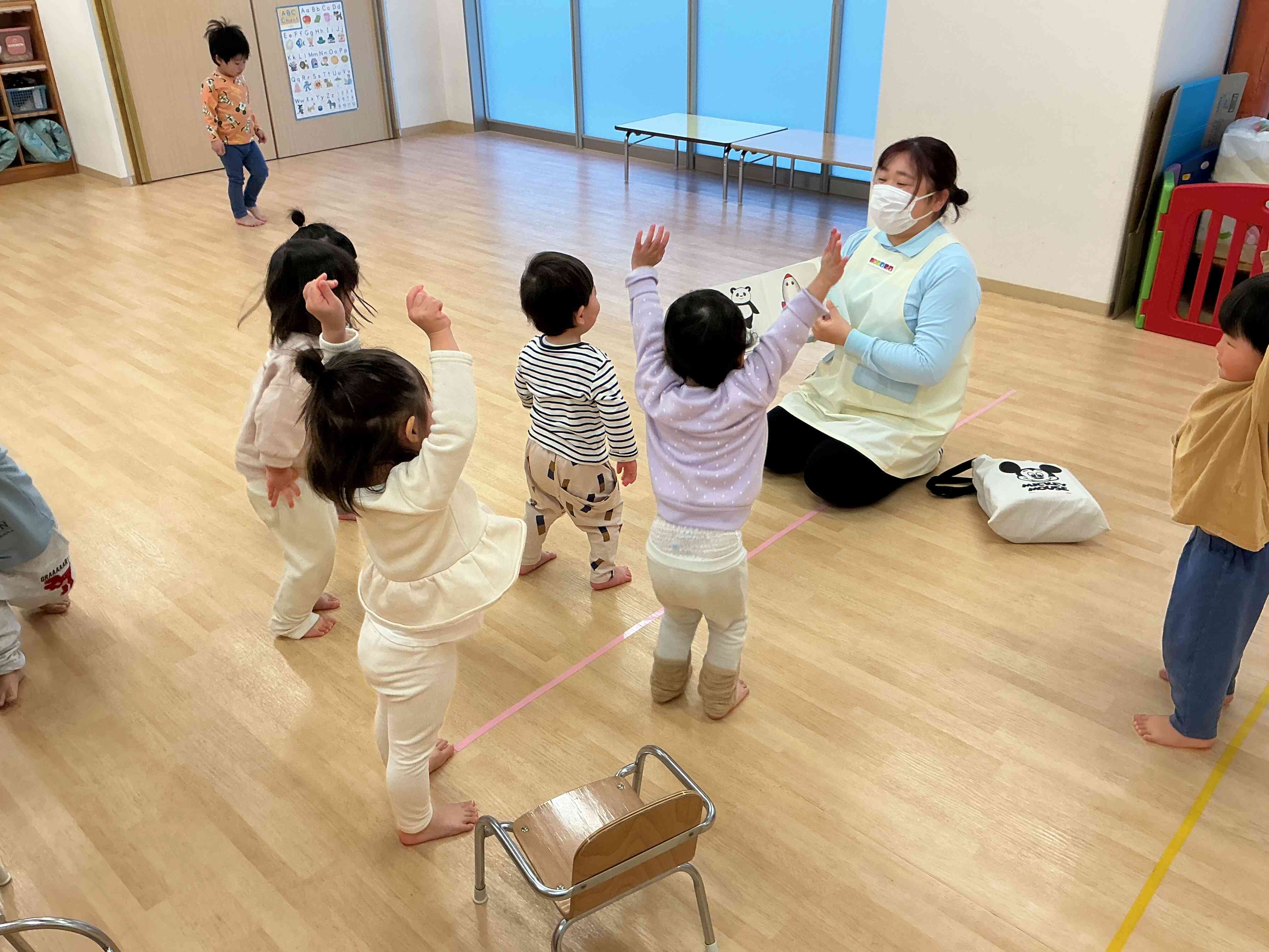 今度は、ロケットの真似をしています！