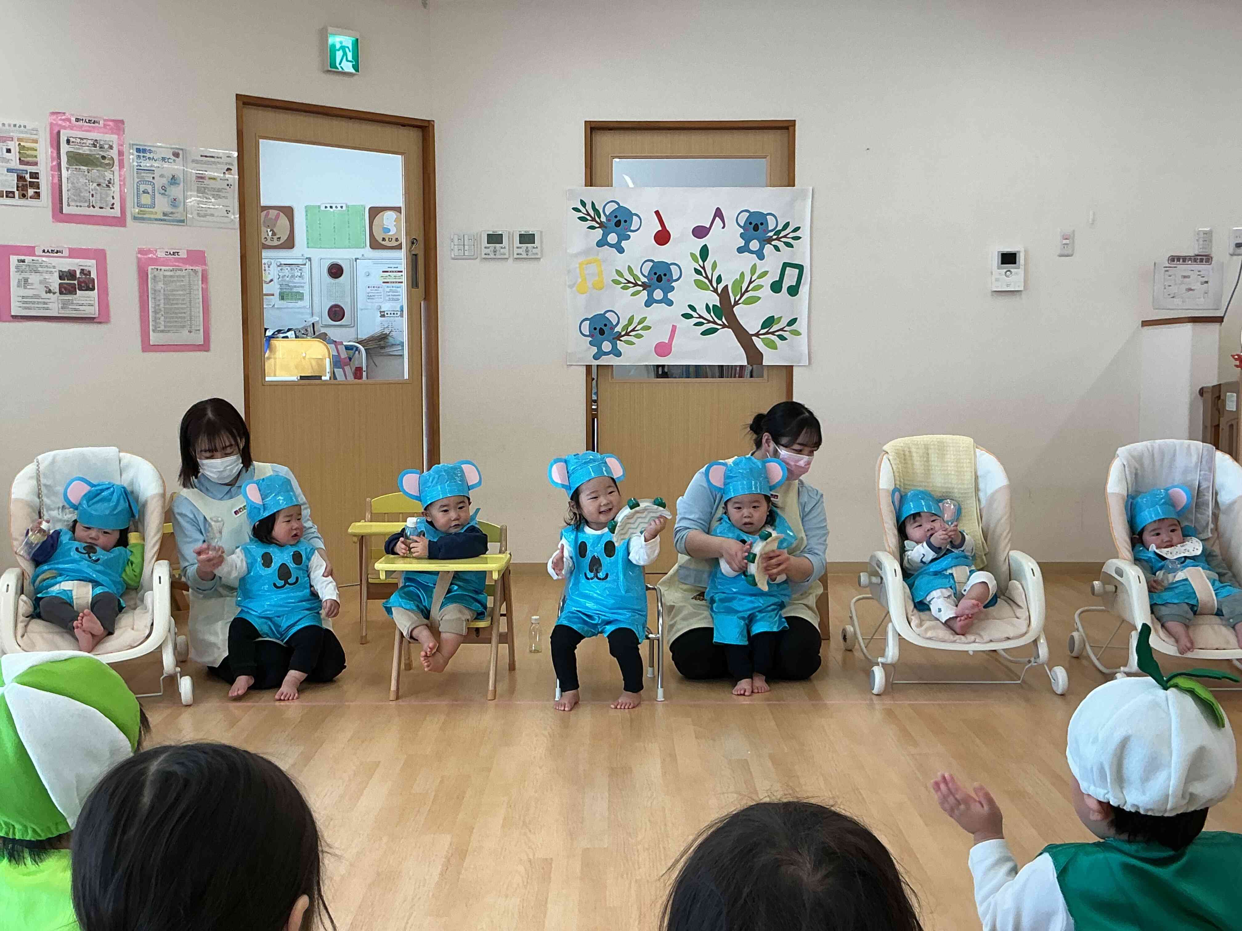 0歳児クラスの様子です！手遊びや楽器あそびをします！